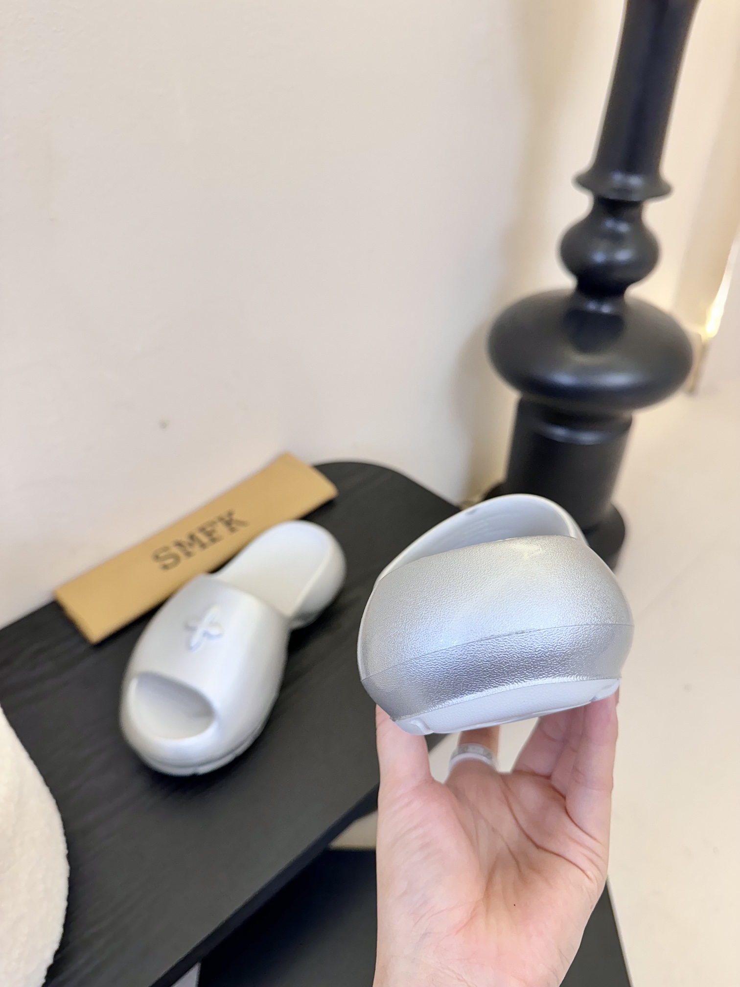
SMFK十字面包拖鞋2025早春新款厚底运动鞋👟专柜断货王，一眼心动💓质感拉满，上脚无敌增高👏，闭眼可