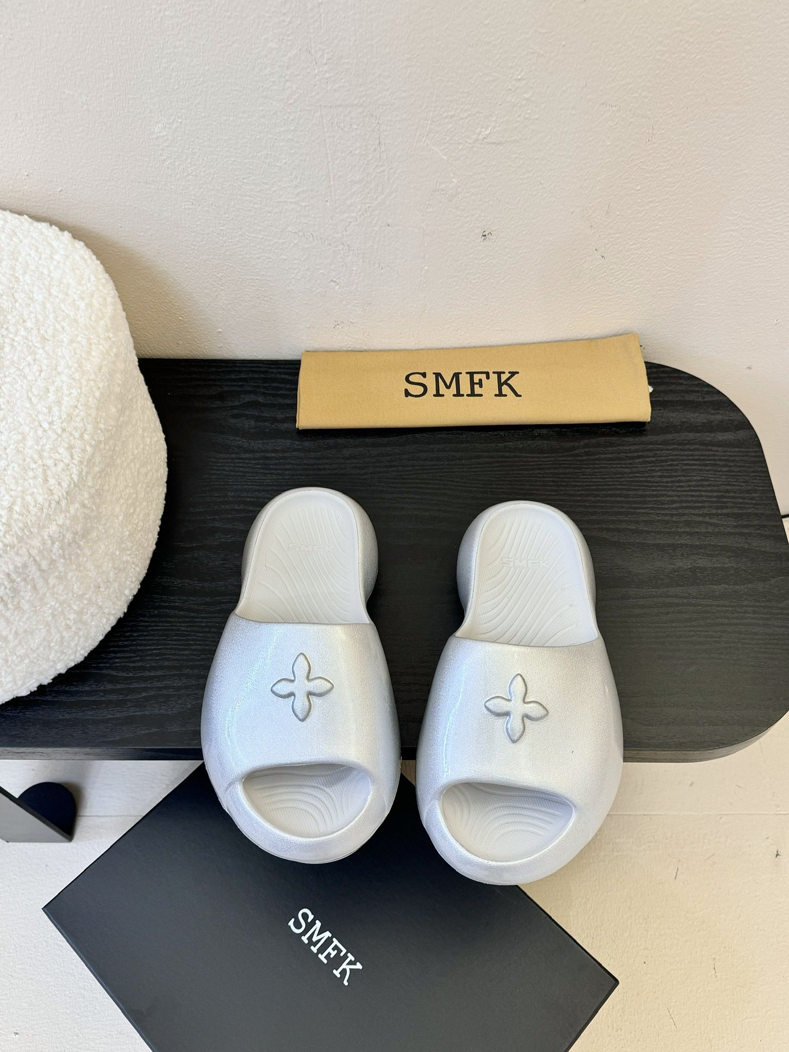 
SMFK十字面包拖鞋2025早春新款厚底运动鞋👟专柜断货王，一眼心动💓质感拉满，上脚无敌增高👏，闭眼可