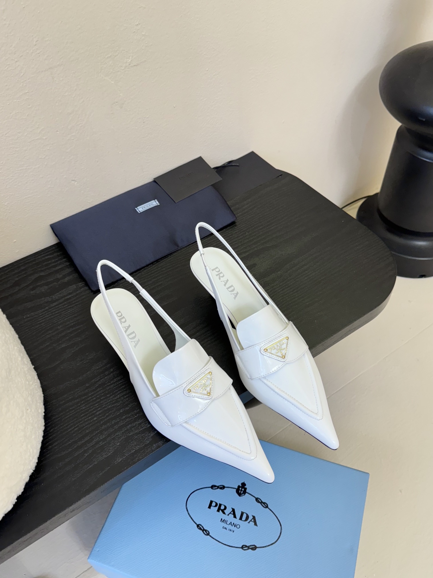 NO:417186,prad* pointed toe kitten heels triangle high heels, patent leather design for women's high heels, really don't look too good, and the back lace-up design is also made. It's sexy, simple and elegant. It's so good. This season's Prada kitten heels are designed with triangle buckles. It's really beautiful. Fabric patent leather, inner sheepskin, outsole genuine leather outsole size 34-41 (40.41 custom-made, no return and exchange, high heels, prada, sandals, high heels, sheepskin, Leather soles19860909prad* 尖头小猫跟三角标高跟鞋 漆皮设计的女款高跟鞋 真的不要太好看 还做了后系带设计 小性感简约大气 太好看了吧 这一季的Prada小猫跟配上三角扣的设计 真的很美 面料牛漆皮 内里羊皮 大底真皮大底 码数34-41（40.41定制不退换,高跟鞋凉鞋,prada,sandals,high heels,sheepskin,Leather soles,Women's Shoes