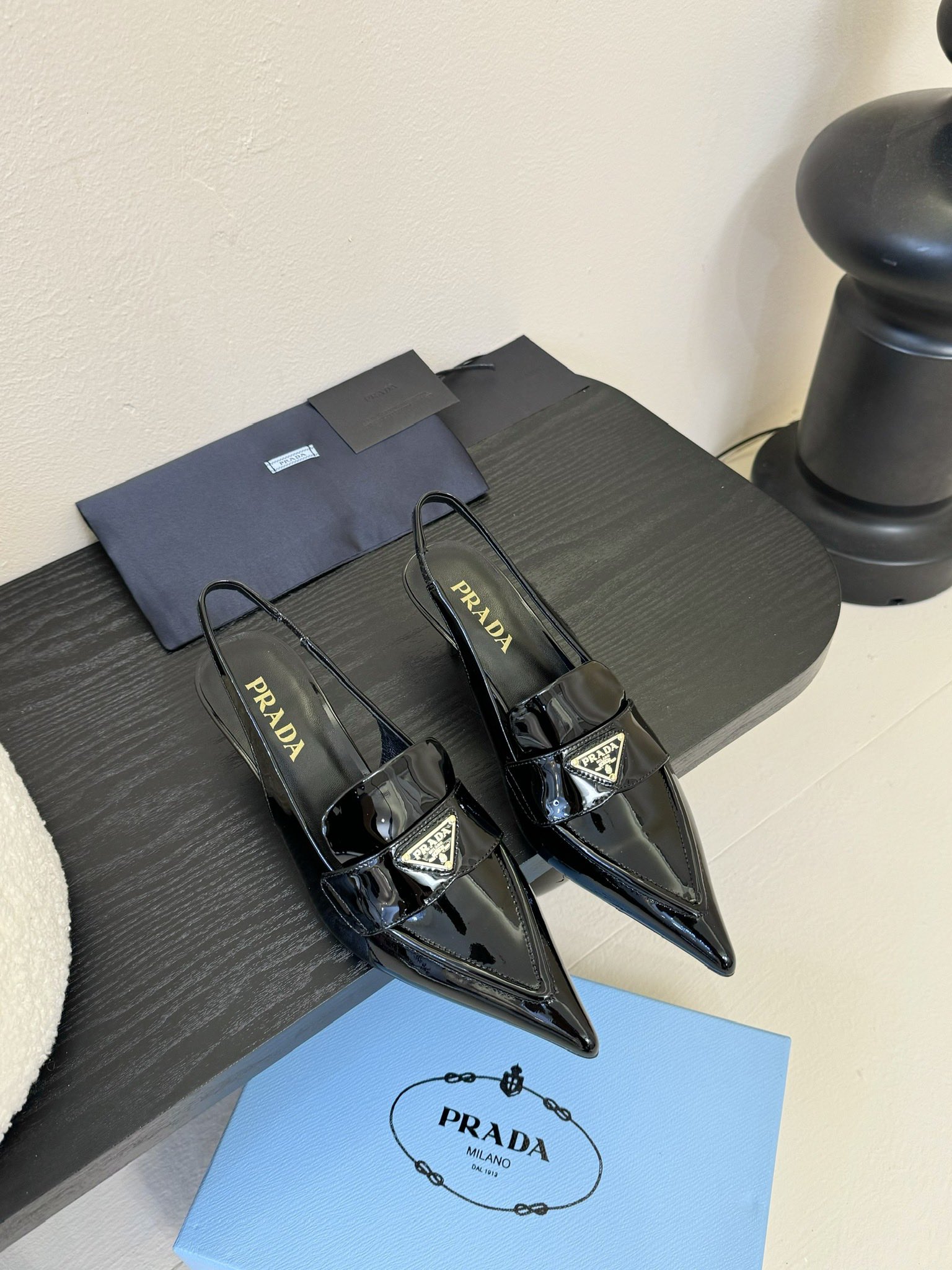 NO:265268,prad* pointed-toe kitten heels triangle high heels, patent leather design for women's high heels, really don't look too good, and the back lace-up design is also made. It's sexy, simple and elegant. It's so good. This season's Prada kitten heels are designed with triangle buckles. It's really beautiful. Fabric patent leather, inner sheepskin, outsole genuine leather outsole. Size 34-41 (40.41 custom-made, non-return, sandals, prada, sandals, high heels, sheepskin, Leather soles19860909prad* 尖头小猫跟三角标高跟鞋 漆皮设计的女款高跟鞋 真的不要太好看 还做了后系带设计 小性感简约大气 太好看了吧 这一季的Prada小猫跟配上三角扣的设计 真的很美 面料牛漆皮 内里羊皮 大底真皮大底 码数34-41（40.41定制不退换,凉鞋,prada,sandals,high heels,sheepskin,Leather soles,Women's Shoes