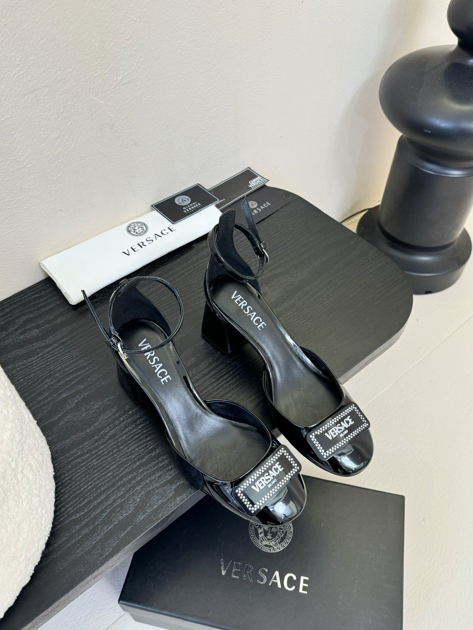 NO:265270,Versace 2025 spring and summer new style of Versace bow round-toe Mary Jane high heels Milan show with simple and capable style, fairy tale Atlantis or magical ocean theme, bright color matching, bright colors and free contours, and full of artistic sense. This series is also full of Versace's iconic charm elements!  Upper is made of soft patent leather, inner foot pad imported sheepskin, imported Italian original color genuine leather outsole Heel height: about 8.5cm Size: 35-40 (40 custom made without return and exchange), sandals, versace, versace, sandals, mary jane, sheepskin, Leather soles19860909Versace 范思哲2025春夏新款蝴蝶结圆头玛丽珍高跟单鞋 米兰秀场同简约干练的版型,童话般的亚特兰蒂斯或神奇的海洋主题,明亮的彩色配色,鲜艳的颜色和自由的轮廓,同时充满艺术感. 这个系列也充满了范思哲标志性的魅力元素 ！ 鞋面采用软漆皮 内里垫脚进口羊皮 意大利进口原色真皮大底 跟高:约8.5cm 码数:35-40（40定制不退换）,凉鞋,versace,versace,sandals,mary jane,sheepskin,Leather soles,Women's Shoes