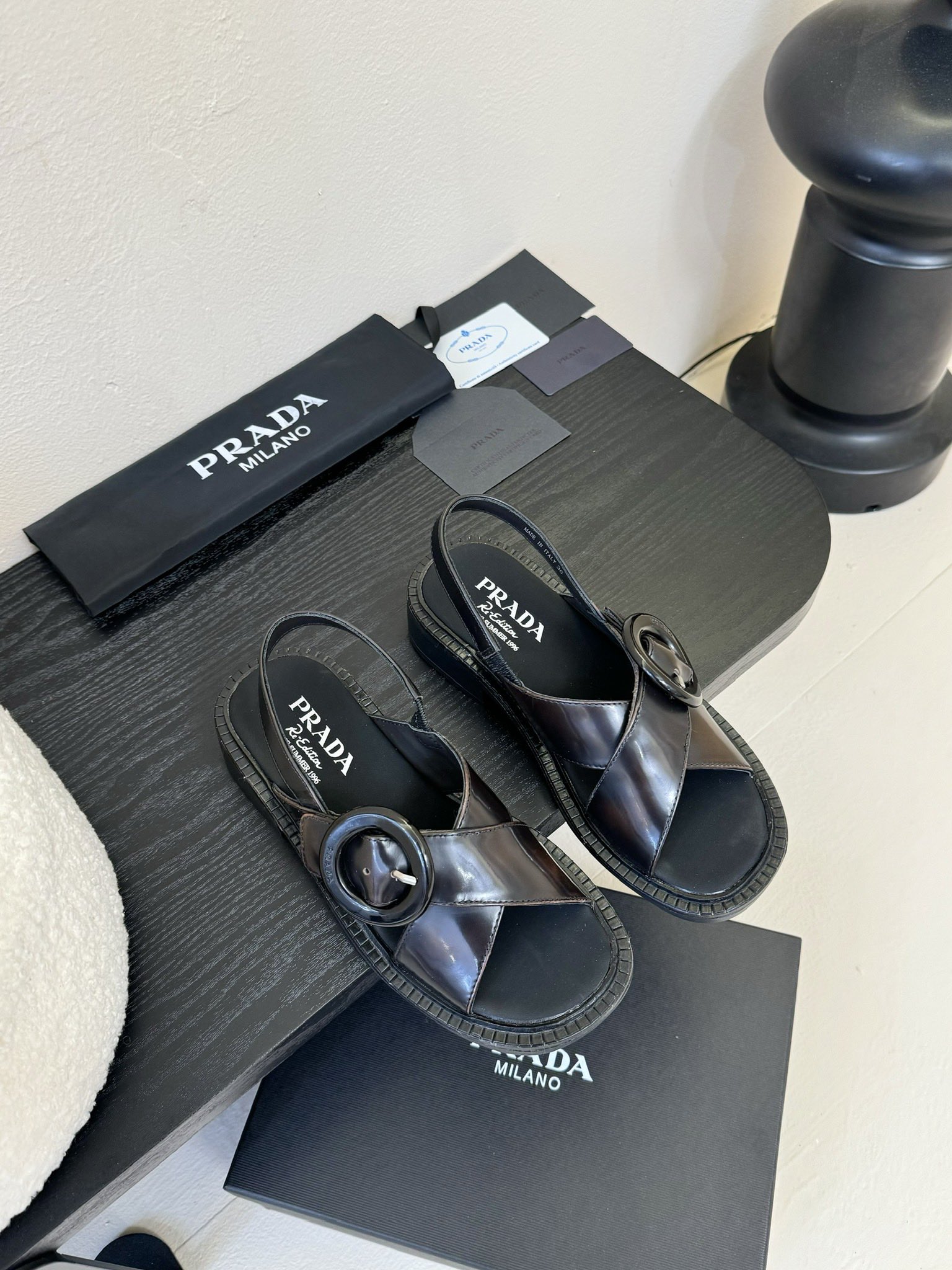 NO:265253,Prad* 25ss Cross Sandals Prad* Prada 25ss Roman Braided Sandals!  Retro, fashionable and avant-garde wheel teeth make the whole pair of shoes light and comfortable. Roman design meets the choice of fashionable people in different styles! The iconic metal triangle logo is matched with ancient beach sandals, and each element is on the trendy point! Upper, open-edge beaded cowhide, inner sheepskin, outsole, rubber outsole size35~42 (40.41.42 custom made without return), sandals, prada, prada, sandals, cowhide, sheepskin19860909Prad* 25ss交叉凉鞋 prad*普拉达 25ss罗马编织凉鞋！复古时髦前卫的轮齿 让整双鞋轻便舒适 罗马的设计,满足不同风格时髦人士的多种选择!标志性金属三角标搭配古沙滩凉鞋造型,每一个 元素都踩在时髦点上! 鞋面 开边珠牛皮 内里羊皮 大底 橡胶大底 size35～42（40.41.42订做不退换）,凉鞋,prada,prada,sandals,cowhide,sheepskin,Women's Shoes