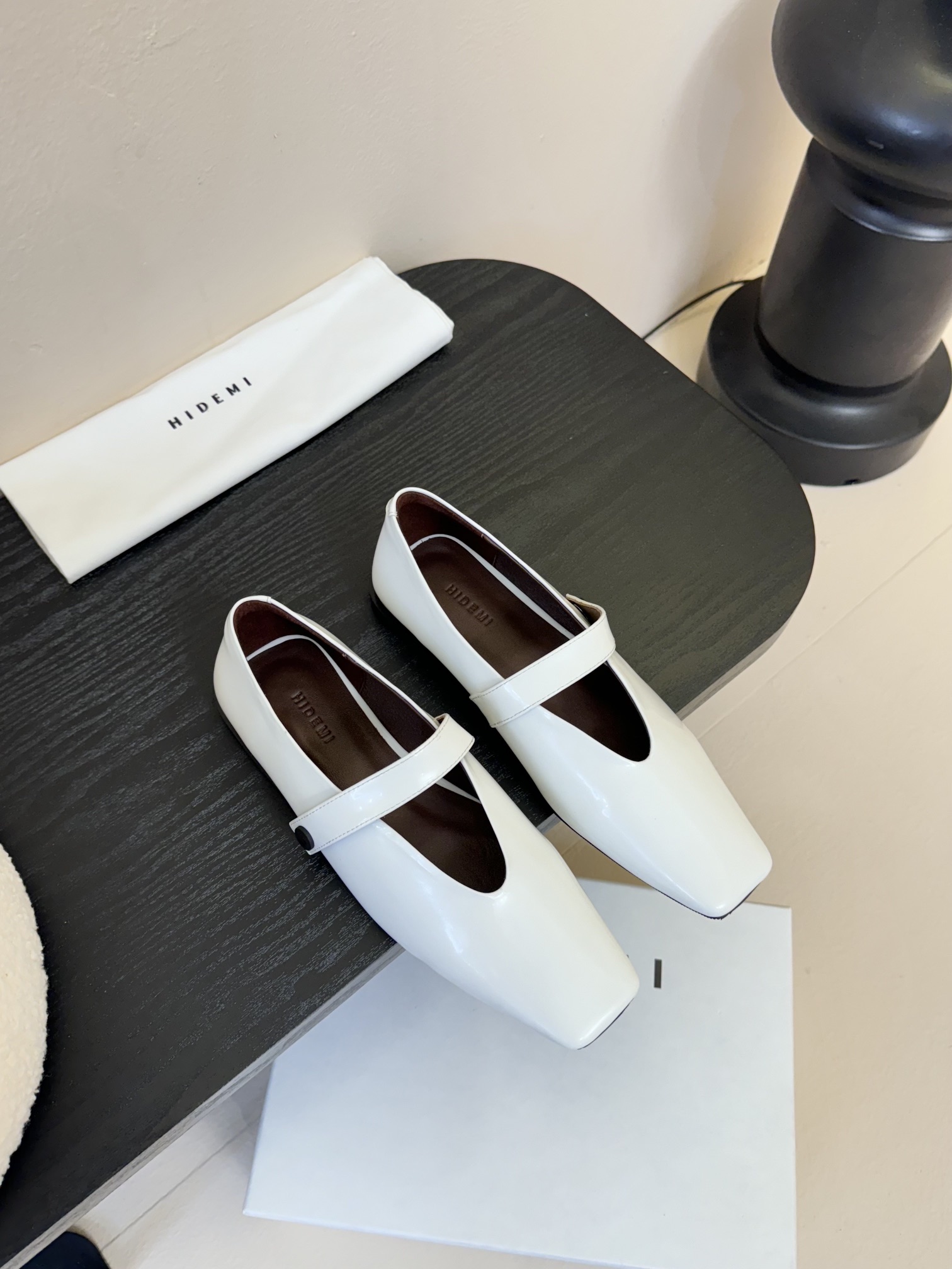 NO:265264,HIDEMI 2025 spring and summer new Mary Jane square toe bead leather shoes flat sole single shoes loafers classic versatile black and white color combination, good looking and fashionable wear, get five-star recommendation. The upper uses original beaded calfskin, inner foot pad sheepskin, original molded rubber outsole size: 35-41 (40 41 custom made without return), Mary Jane, loafers, mary jane, cowhide, sheepskin19860909HIDEMI 2025春夏新款玛丽珍方头开边珠皮鞋平底单鞋乐福鞋经典百搭黑白配色好看好穿时髦精纷纷get五星推荐 鞋面采用原版开边珠小牛皮 内里垫脚羊皮 原版开模橡胶大底 码数:35-41（40 41订做不退换）,玛丽珍,loafers,mary jane,cowhide,sheepskin,Women's Shoes