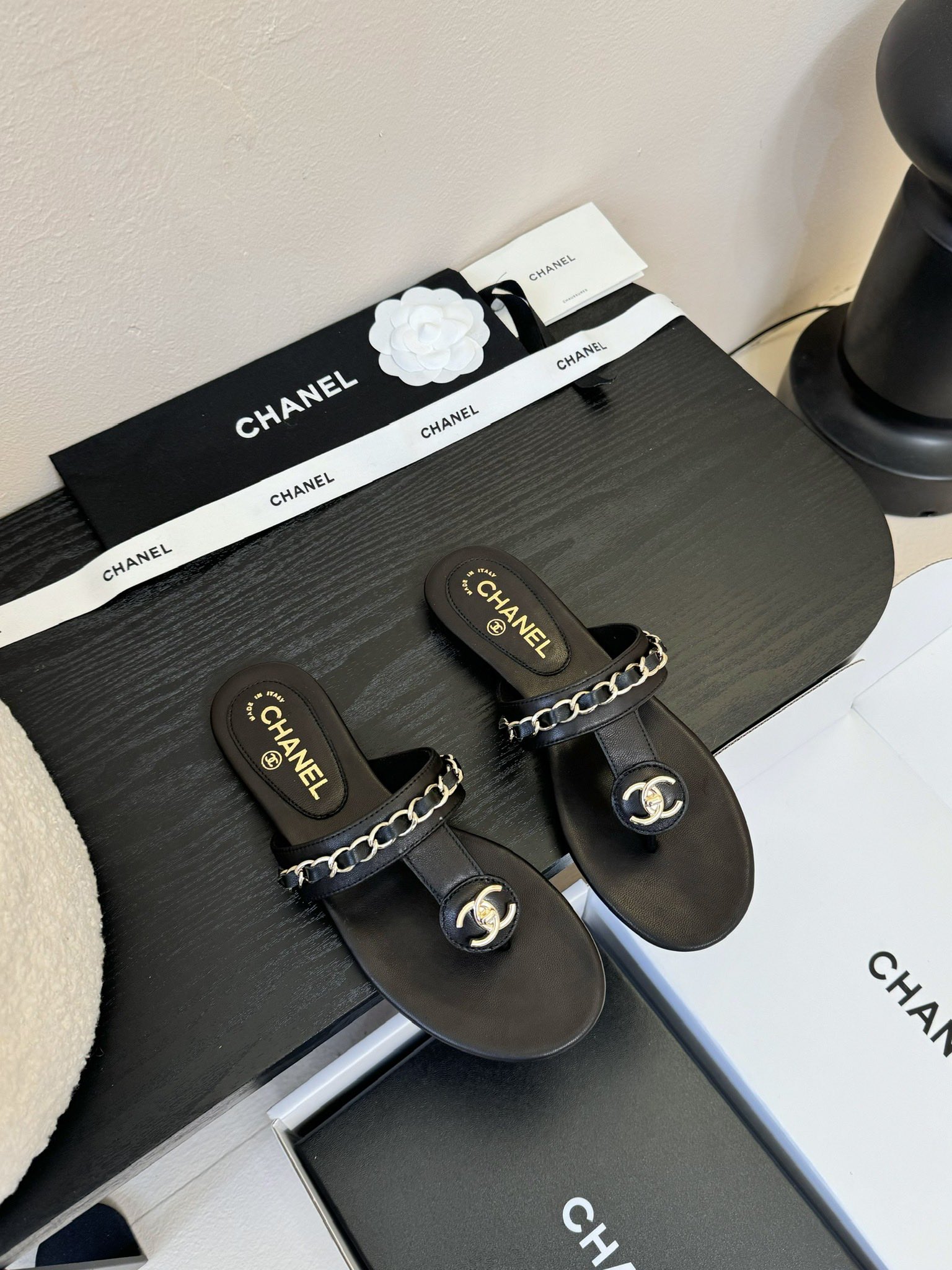 NO:265262,2025ss new CHANEL small-flavor Chanel clip-toe slippers, flip-flops, a perfect fusion of fashion and comfort. The classic double C logo is paired with bright rhinestones and exquisite metal decoration, which is gorgeous and eye-catching. The simple toe clip design fits the lines of the feet, showing elegance and casualness during walking. Whether it is walking on vacation or going out on the street every day, it can add unique charm to you and is a must-have item for fashion masters' shoe cabinets. Original sheepskin upper, original mold-open custom leather sole. Shoe size: 35-39 (40 and 41 custom-made non-return and exchange), split-toe shoes, chanel, chanel, slippers, sheepskin198609092025ss新款CHANEL小香风香奈儿夹趾拖鞋,人字拖,时尚与舒适的完美融合.经典双C标志搭配璀璨水钻、精致金属装饰,华丽吸睛.简约夹趾设计,贴合脚部线条,行走间尽显优雅随性.无论是漫步度假还是日常出街,它都能为你增添独特魅力,是时尚达人鞋柜必备单品 鞋面原版羊皮 原版开模定制真皮底 鞋码: 35-39（40、41定做不退换）,分趾鞋,chanel,chanel,slippers,sheepskin,Women's Shoes