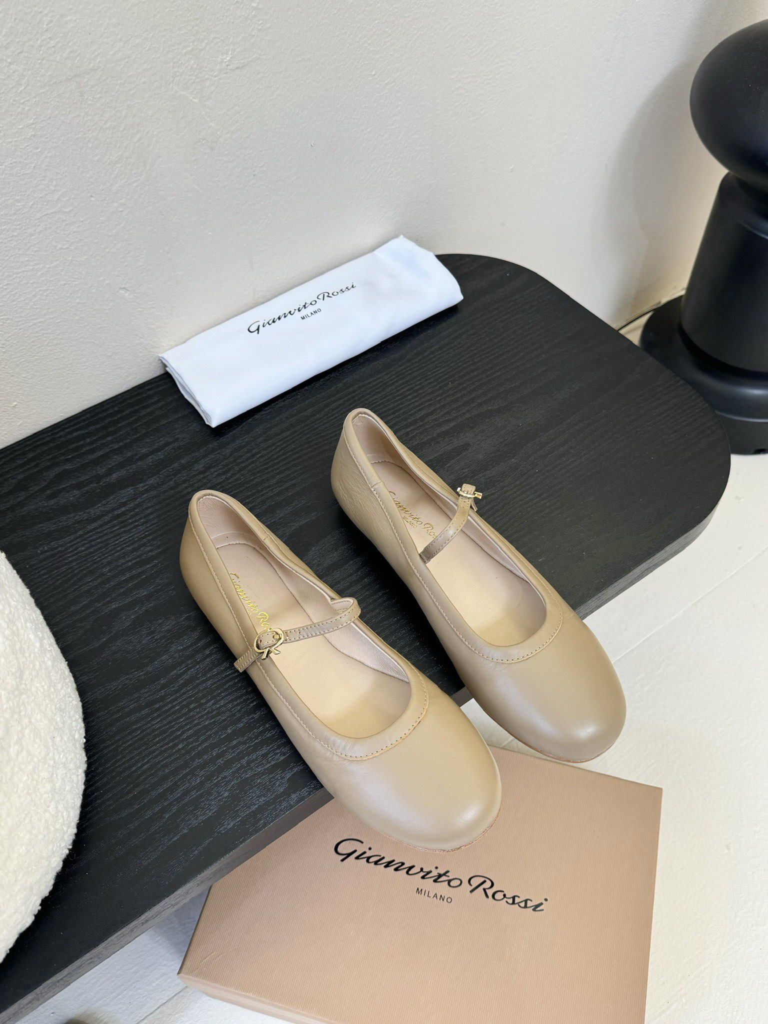 NO:265805,Gianvito Rossi｜Gianvito Rossi 25 New 2025 Spring and Summer GR Colorful Gem Mary Jane Ballet Shoes Hot New!  This shoe is definitely a dark horse player, with super high appearance, and internet celebrity bloggers are so popular, which makes the goddesses excited. The top craftsmanship creates a sense of quality and is invincible and comfortable. It is definitely a love-loving style at first sight!  Fashionable and versatile, a must-have for everyone!  Original custom imported cowhide/horse hair, inner mixed breed sheepskin, sole imported from Italy, injection molded leather outsole, heel high flat sole, Size35-39 (34.40.41.42 customization, no return or exchange), single shoes, mary jane, cowhide, sheepskin, Leather soles19860909Gianvito Rossi｜吉安维托·罗西 25 2025春夏新品 GR彩色宝石玛丽珍芭蕾舞鞋 火爆上新！ 这鞋绝对是黑马选手 颜值超高 网红博主火爆追捧 特让女神们心动 顶级工艺打造精品质感 无敌舒适 绝对是一见钟情款！时尚百搭,人手必备！ 面料原版定制进口牛皮/马毛 内里混种羊皮里 鞋底意大利进口注塑真皮大底 跟高平底 Size35-39（34.40.41.42定制不退换）,单鞋,mary jane,cowhide,sheepskin,Leather soles,Women's Shoes