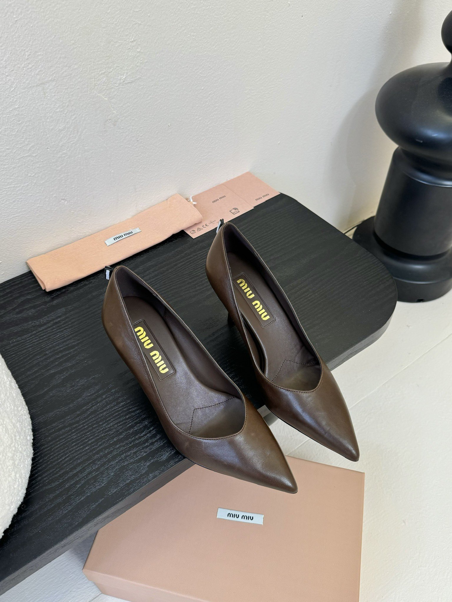 NO:265804,Miumiu 25 spring and summer new retro high heel fish mouth sandals!  The fresh spring and summer color scheme is beautiful, and the kitten heels are empty sandals. The daily outfits are very good. The shoe edges have an exclusive logo style, which shows the elegant charm on the feet!  The upper uses original mixed-bred sheepskin, inner footbed sheepskin, and imported genuine leather sole from Italy!  Size: 35-40 (40 custom made non-return and exchange), high heels, miumiu, sandals, high heels, sheepskin, Leather soles19860909miumiu缪缪25春夏新款复古高跟鱼嘴凉鞋！春夏清新配色曲线优美,小猫跟后空凉鞋 日常穿搭都很搭鞋边有专属标识性Logo格调,上脚尽显优雅魅力！ 鞋面采用原版混种羊皮 内里垫脚羊皮 意大利进口真皮大底！ 码数:35-40（40 定做不退换）,高跟鞋单鞋,miumiu,sandals,high heels,sheepskin,Leather soles,Women's Shoes