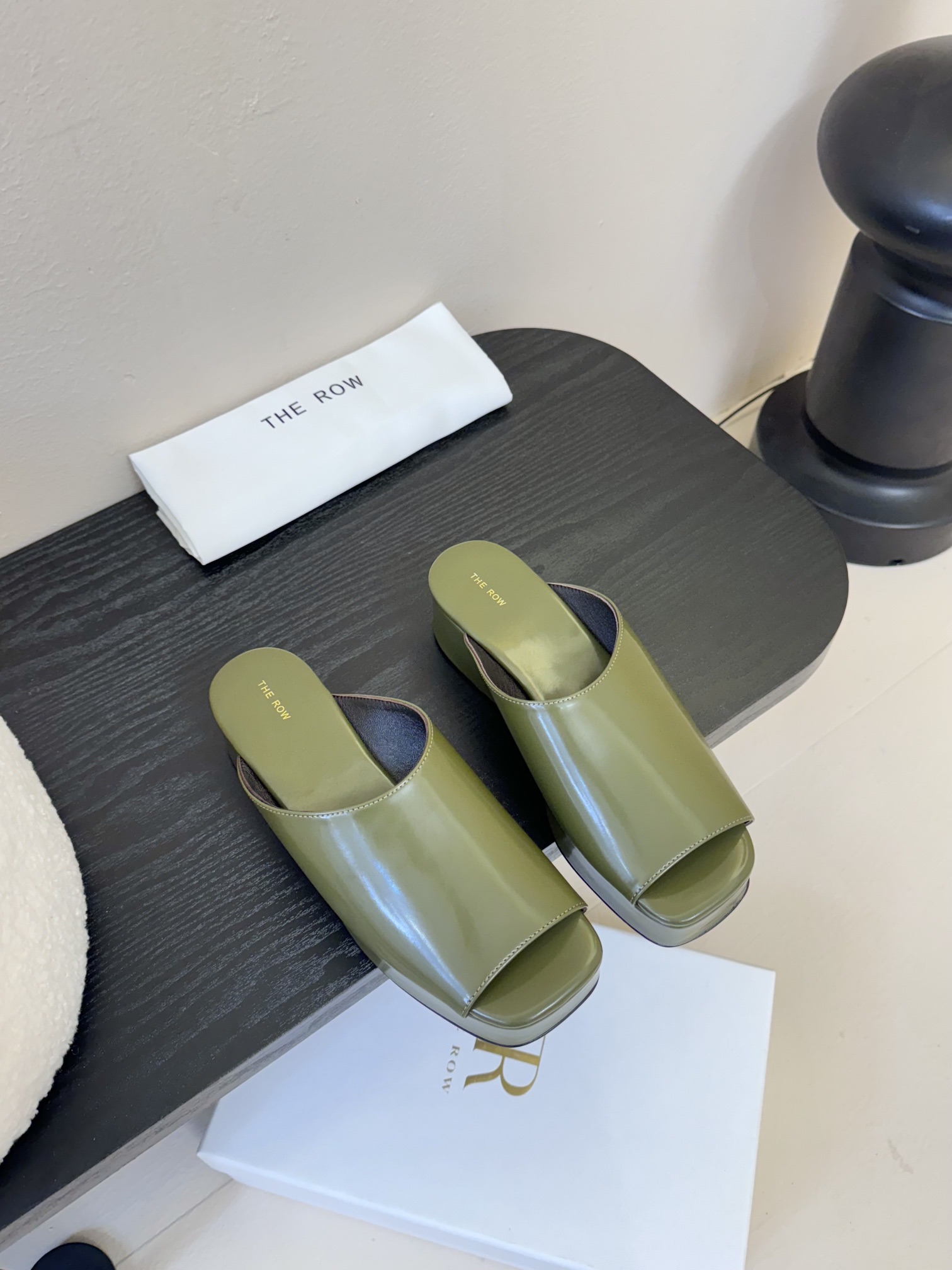 NO:265803,THE ROW25 spring and summer new simple round-toe slippers!  Needless to say, a young brand from the United States is one of the most popular brands in the past two years. The spring and summer season is coming. I feel like the slippers are about to be popular!  Fashionable and versatile summer must-have. The upper uses open-edge beads and inner sheepskin. Size: 35-40 (40 custom made without return or exchange), slippers, slippers, sheepskin19860909THE ROW25春夏新款简易圆头拖鞋！来自美国的年轻品牌,这不用多说,是近两年最火之一的品牌,春夏的季节就要到了 拖鞋我感觉即将要爆火！时尚百搭夏天必入 鞋面采用开边珠 内里羊皮 码数:35-40（40订做不退换）,拖鞋,slippers,sheepskin,Women's Shoes