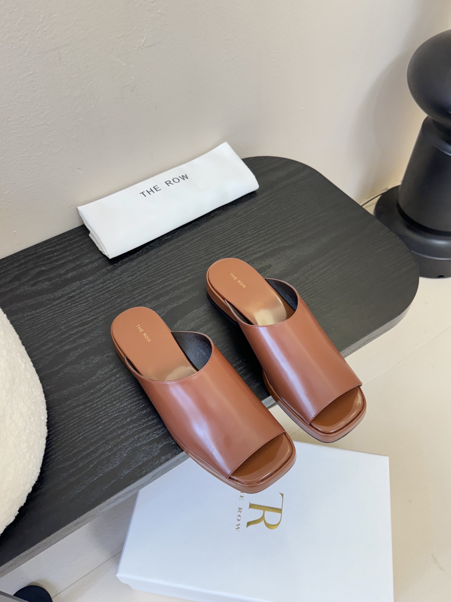 NO:382254,THE ROW25 spring and summer new simple round-toe slippers!  Needless to say, a young brand from the United States is one of the most popular brands in the past two years. The spring and summer season is coming. I feel like the slippers are about to be popular!  Fashionable and versatile summer must-have. The upper uses open-edge beads and inner sheepskin. Size: 35-40 (40 custom made without return or exchange), slippers, slippers, sheepskin19860909THE ROW25春夏新款简易圆头拖鞋！来自美国的年轻品牌,这不用多说,是近两年最火之一的品牌,春夏的季节就要到了 拖鞋我感觉即将要爆火！时尚百搭夏天必入 鞋面采用开边珠 内里羊皮 码数:35-40（40订做不退换）,拖鞋,slippers,sheepskin,Women's Shoes