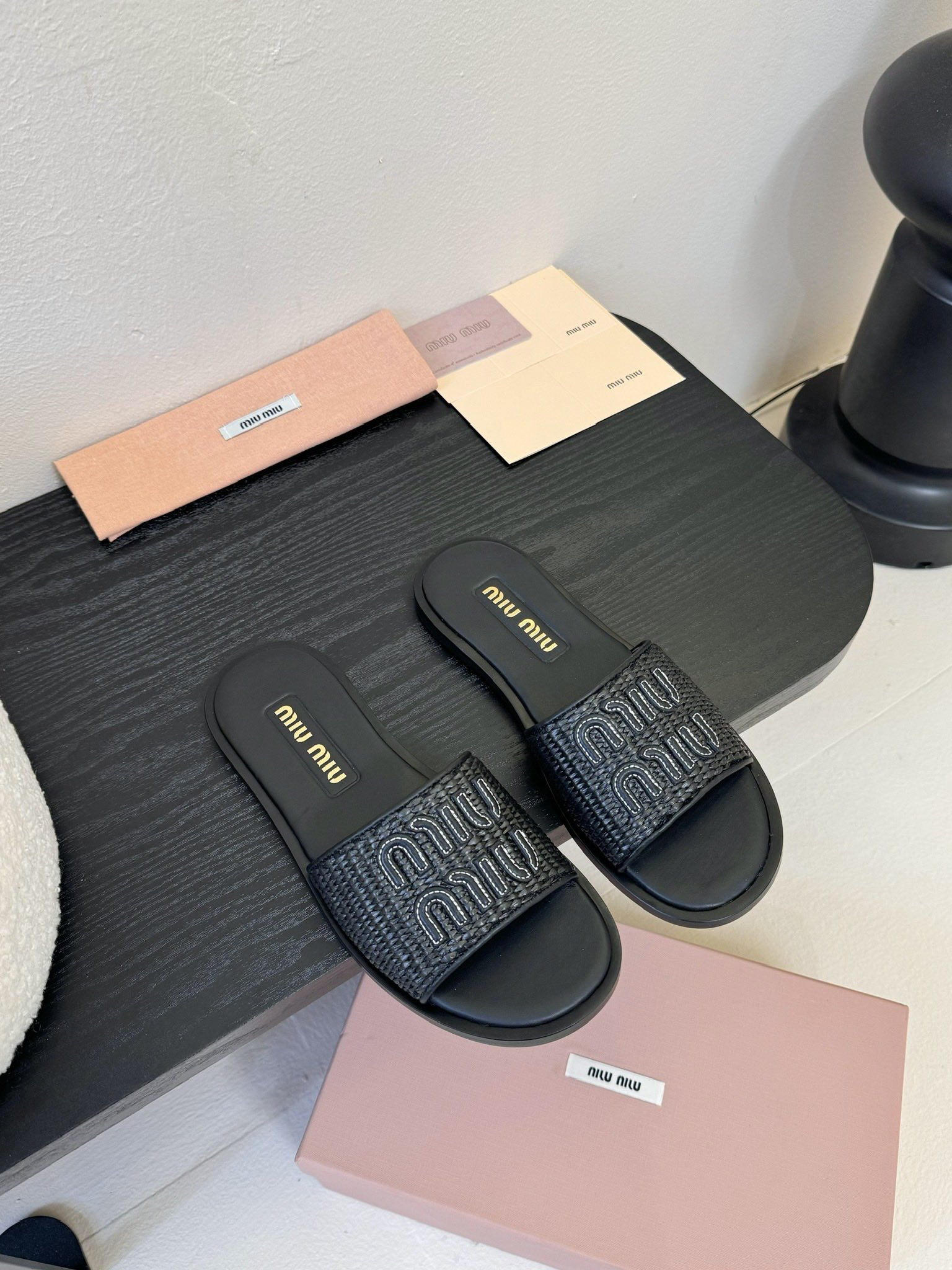 NO:265801,Top ×Miao Miao New Slippers Series New ★★★★★★ A new series of openings that coexist with comfort and fashion, with a combination of design and matching, simple and elegant, versatile and fashionable!  Original custom material of upper, electric embroidered cowhide, inner lining: Original custom sheepskin, original molded genuine leather sole, shoe size: 35-39 (40 customization, no return and exchange), slippers, slippers, cowhide, sheepskin, Leather soles19860909顶级 ×缪 缪 新款拖鞋系列上新 ★★★★★ 舒适度与时髦度并存的开挂全新系列,设计搭配,简约大方,百搭时尚！ 鞋面原版定制材料电绣牛皮 内里: 原版定制羊皮 大底原版开模真皮大底 鞋码: 35-39（40定制不退换）,拖鞋,slippers,cowhide,sheepskin,Leather soles,Women's Shoes