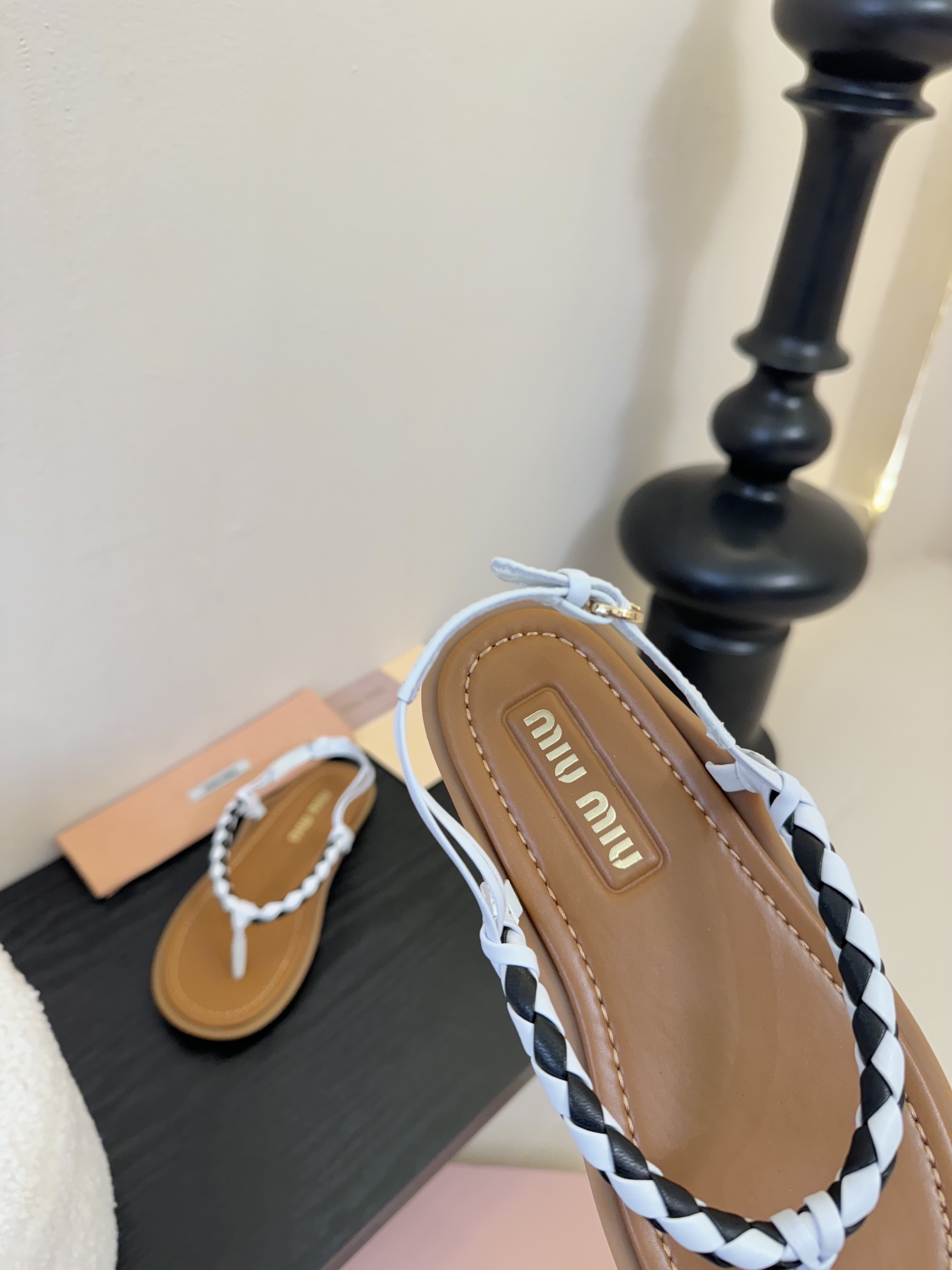 
 Miu Miu 25ss简约绳结凉鞋

别看简单 工艺每个都很复杂 非常留行的美拉德配色平底鞋，电绣