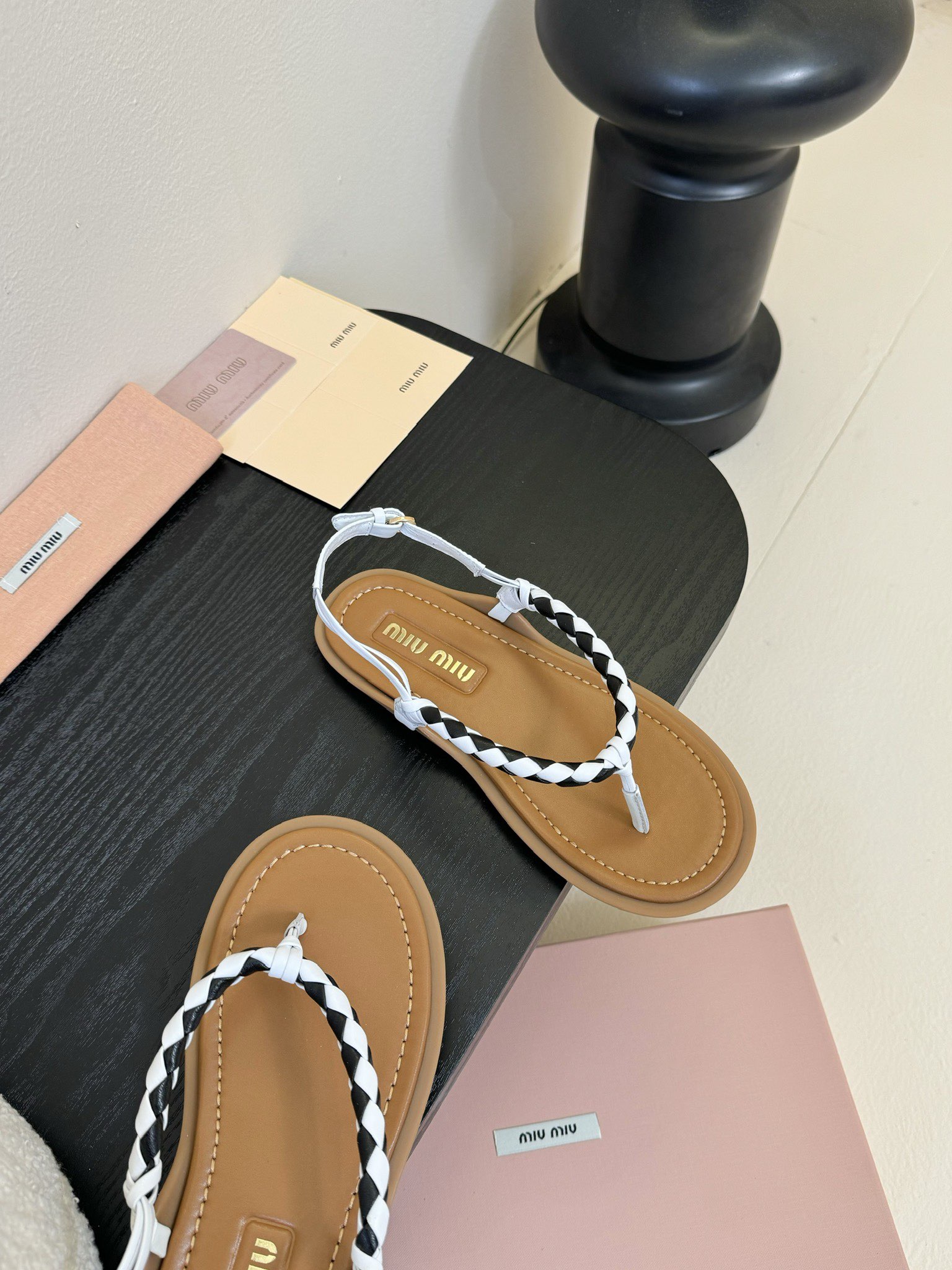 
 Miu Miu 25ss简约绳结凉鞋

别看简单 工艺每个都很复杂 非常留行的美拉德配色平底鞋，电绣