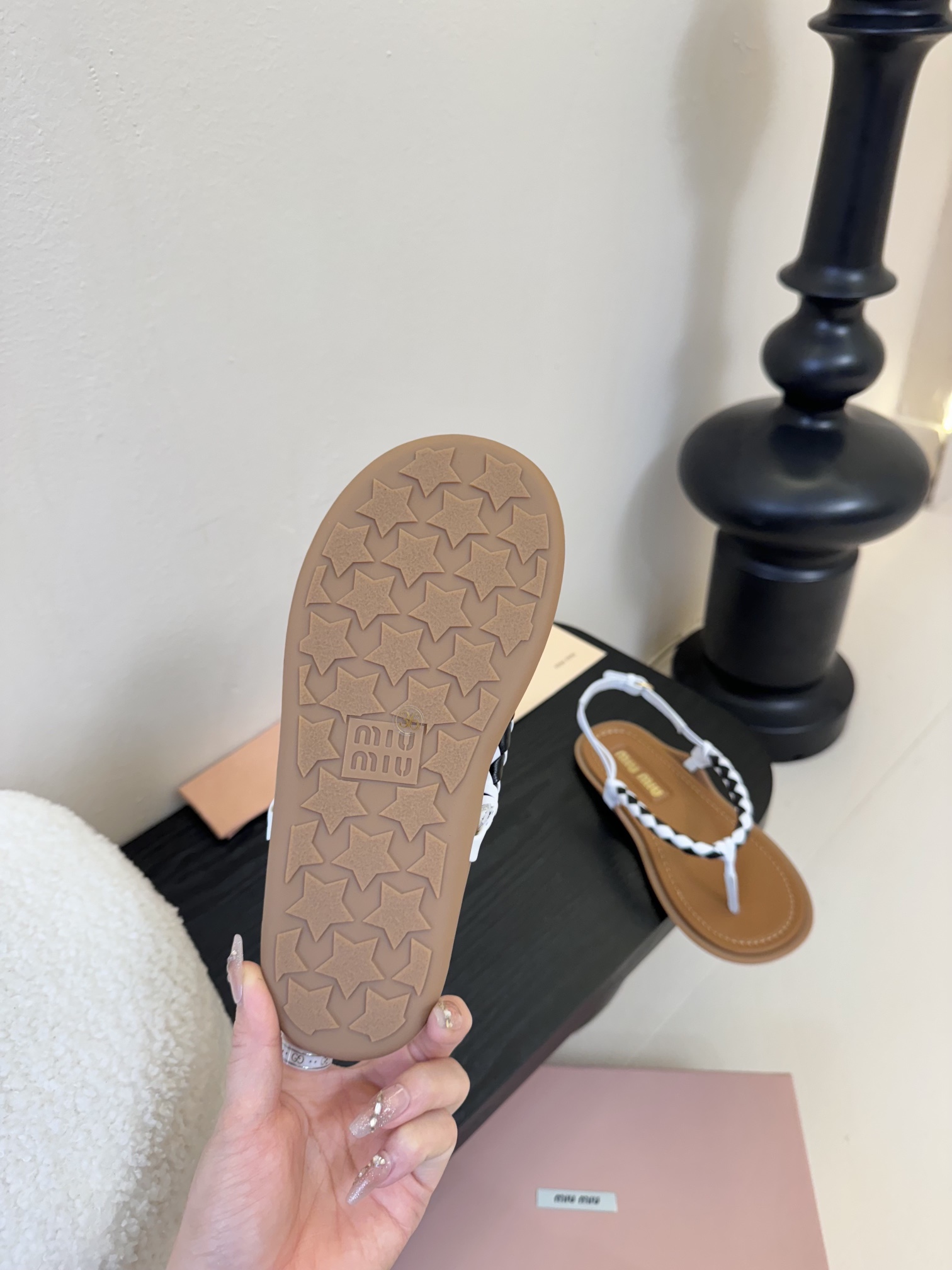 
 Miu Miu 25ss简约绳结凉鞋

别看简单 工艺每个都很复杂 非常留行的美拉德配色平底鞋，电绣