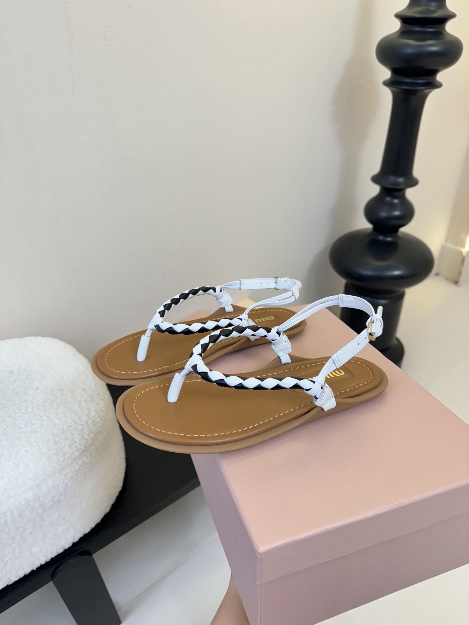 
 Miu Miu 25ss简约绳结凉鞋

别看简单 工艺每个都很复杂 非常留行的美拉德配色平底鞋，电绣