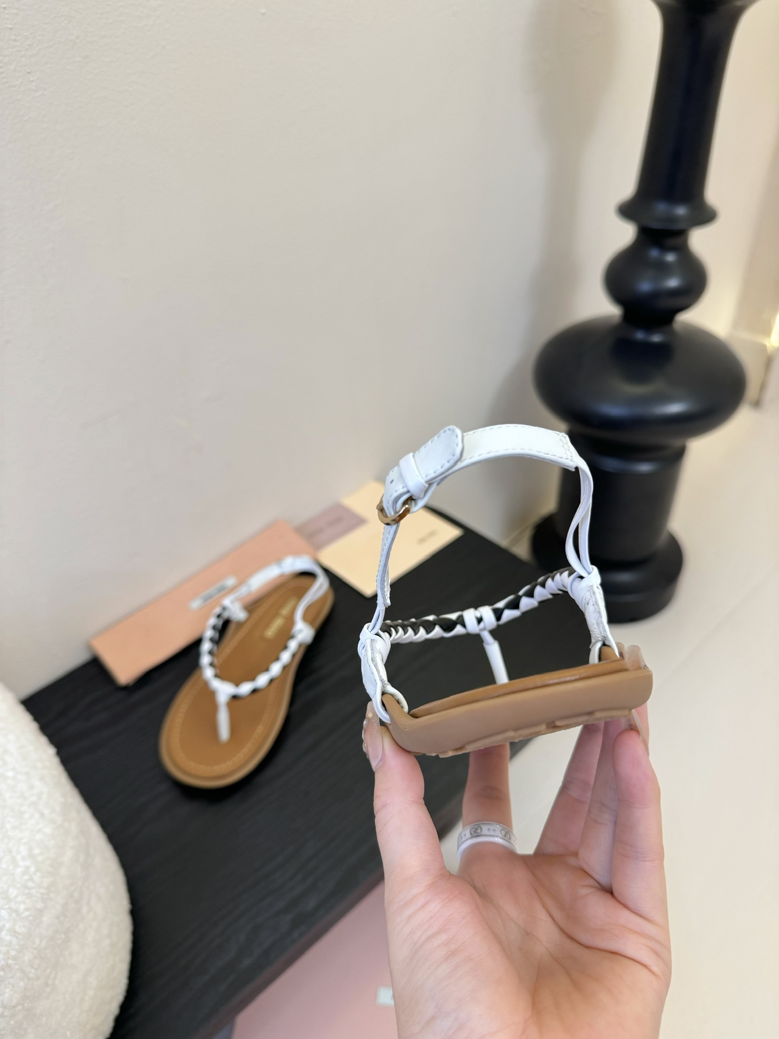 
 Miu Miu 25ss简约绳结凉鞋

别看简单 工艺每个都很复杂 非常留行的美拉德配色平底鞋，电绣