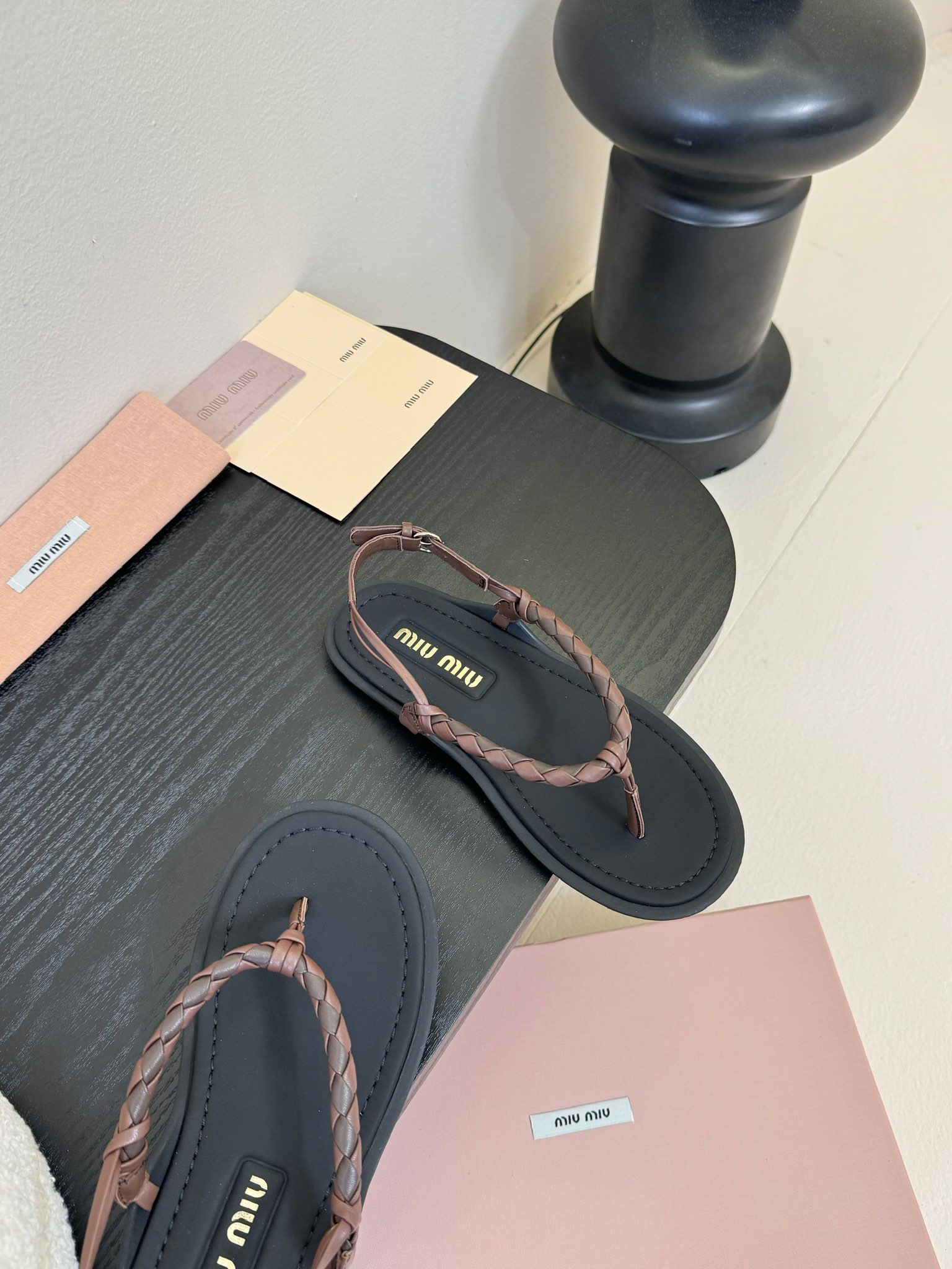 
 Miu Miu 25ss简约绳结凉鞋

别看简单 工艺每个都很复杂 非常留行的美拉德配色平底鞋，电绣