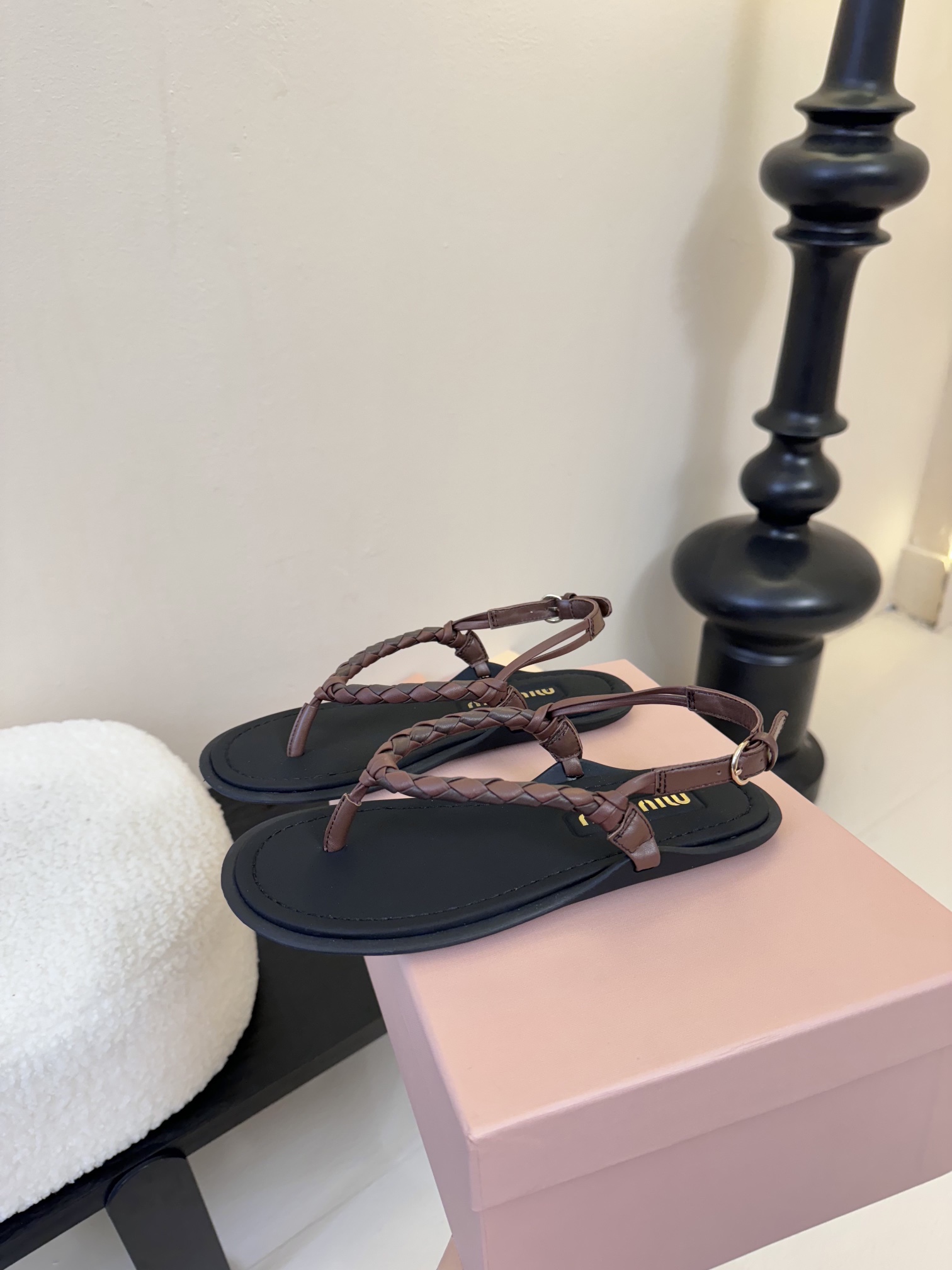 
 Miu Miu 25ss简约绳结凉鞋

别看简单 工艺每个都很复杂 非常留行的美拉德配色平底鞋，电绣