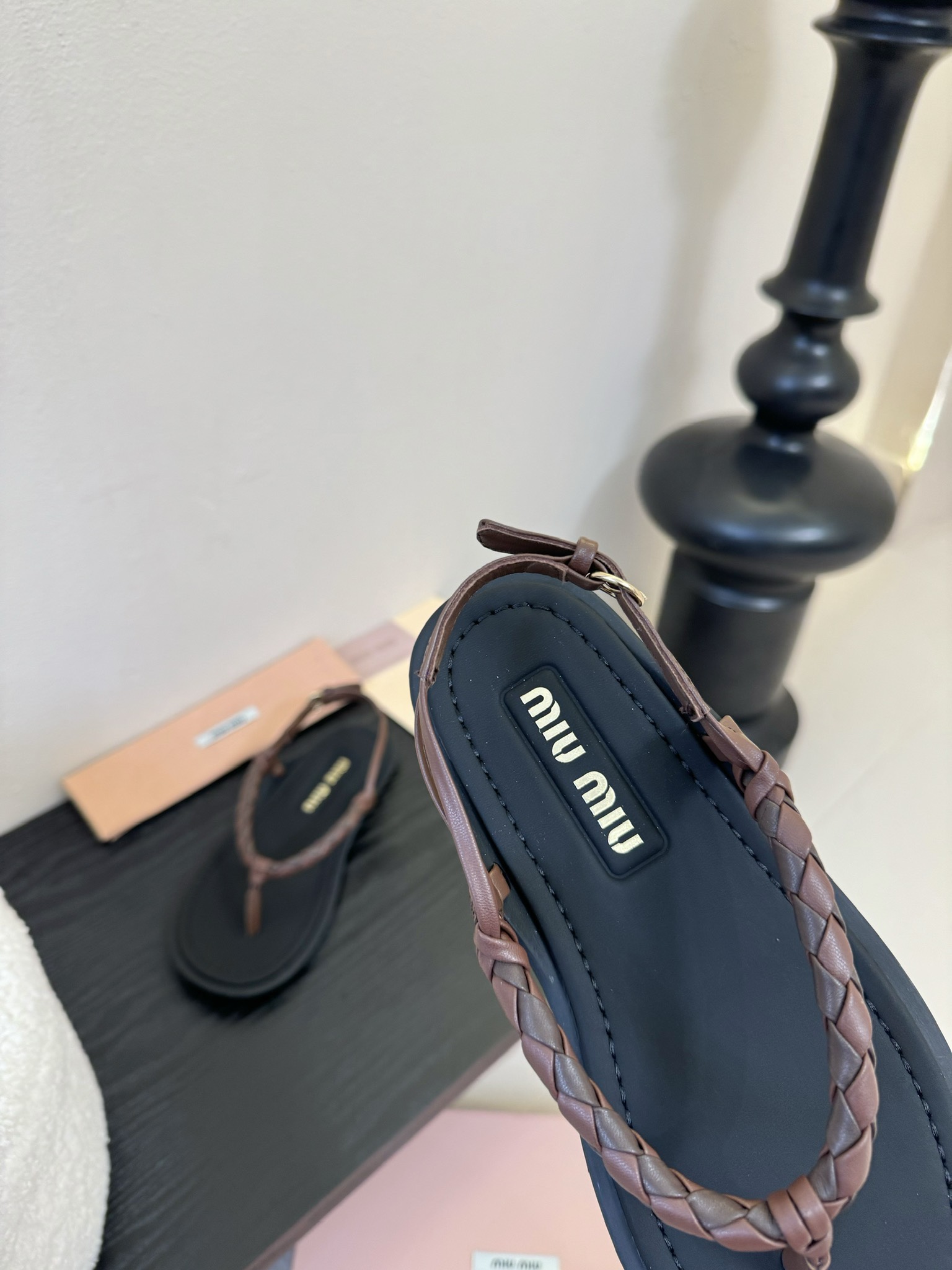 
 Miu Miu 25ss简约绳结凉鞋

别看简单 工艺每个都很复杂 非常留行的美拉德配色平底鞋，电绣