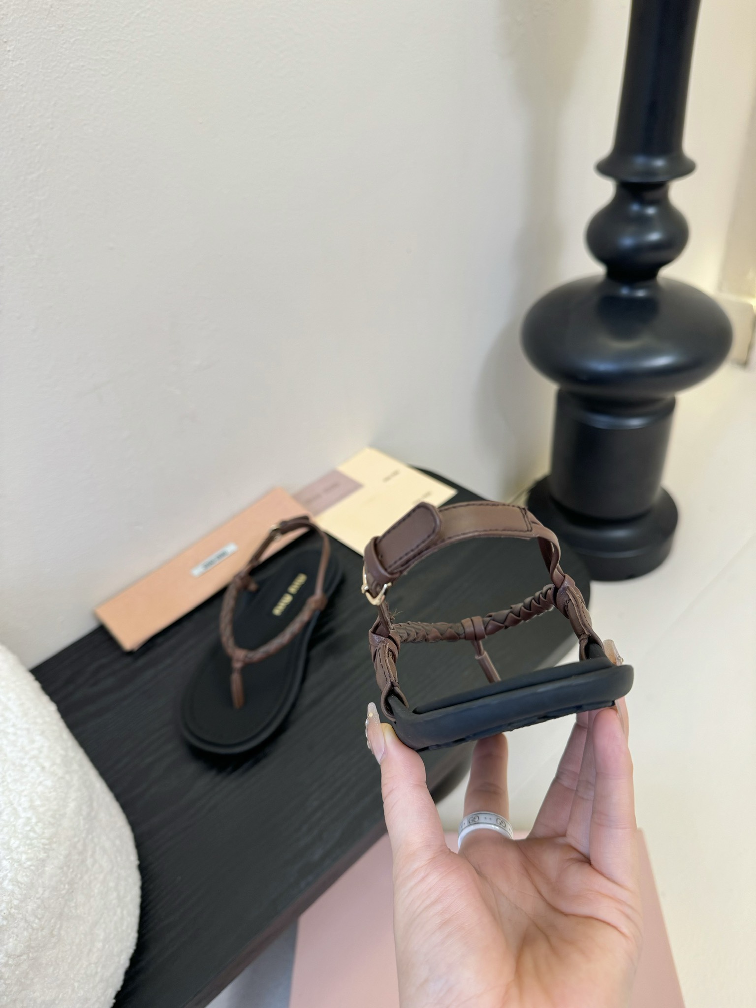 
 Miu Miu 25ss简约绳结凉鞋

别看简单 工艺每个都很复杂 非常留行的美拉德配色平底鞋，电绣