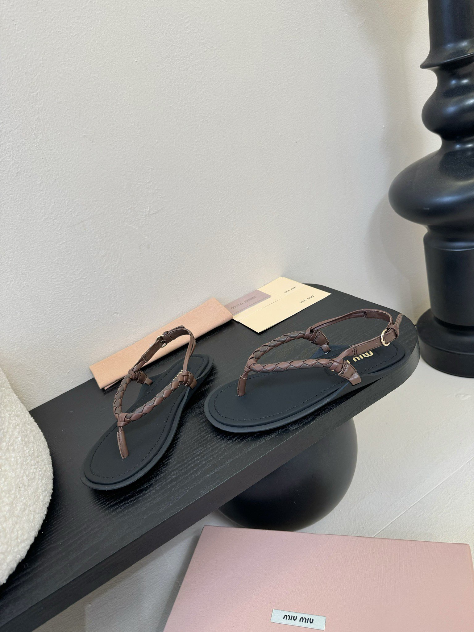 
 Miu Miu 25ss简约绳结凉鞋

别看简单 工艺每个都很复杂 非常留行的美拉德配色平底鞋，电绣