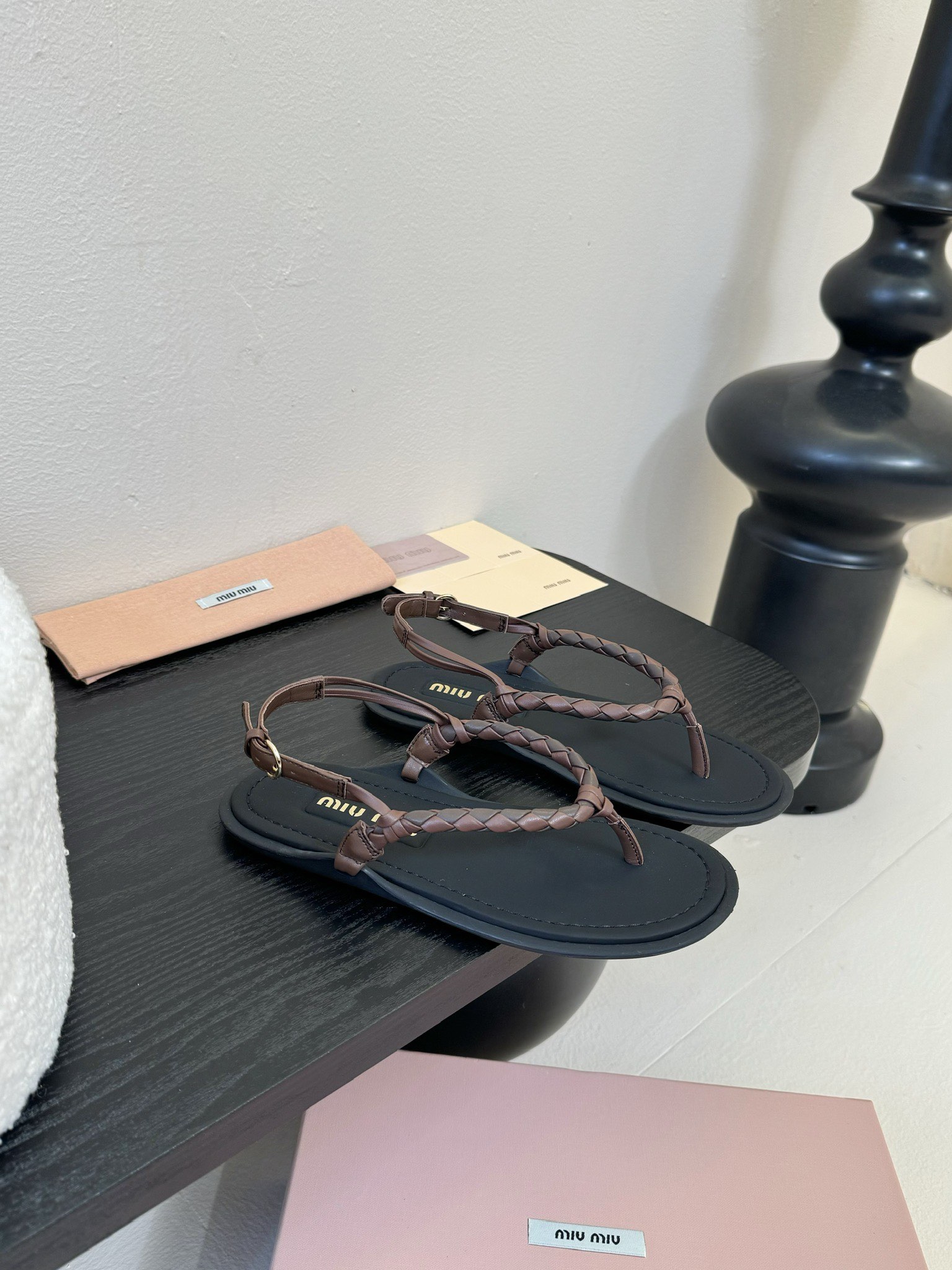 
 Miu Miu 25ss简约绳结凉鞋

别看简单 工艺每个都很复杂 非常留行的美拉德配色平底鞋，电绣