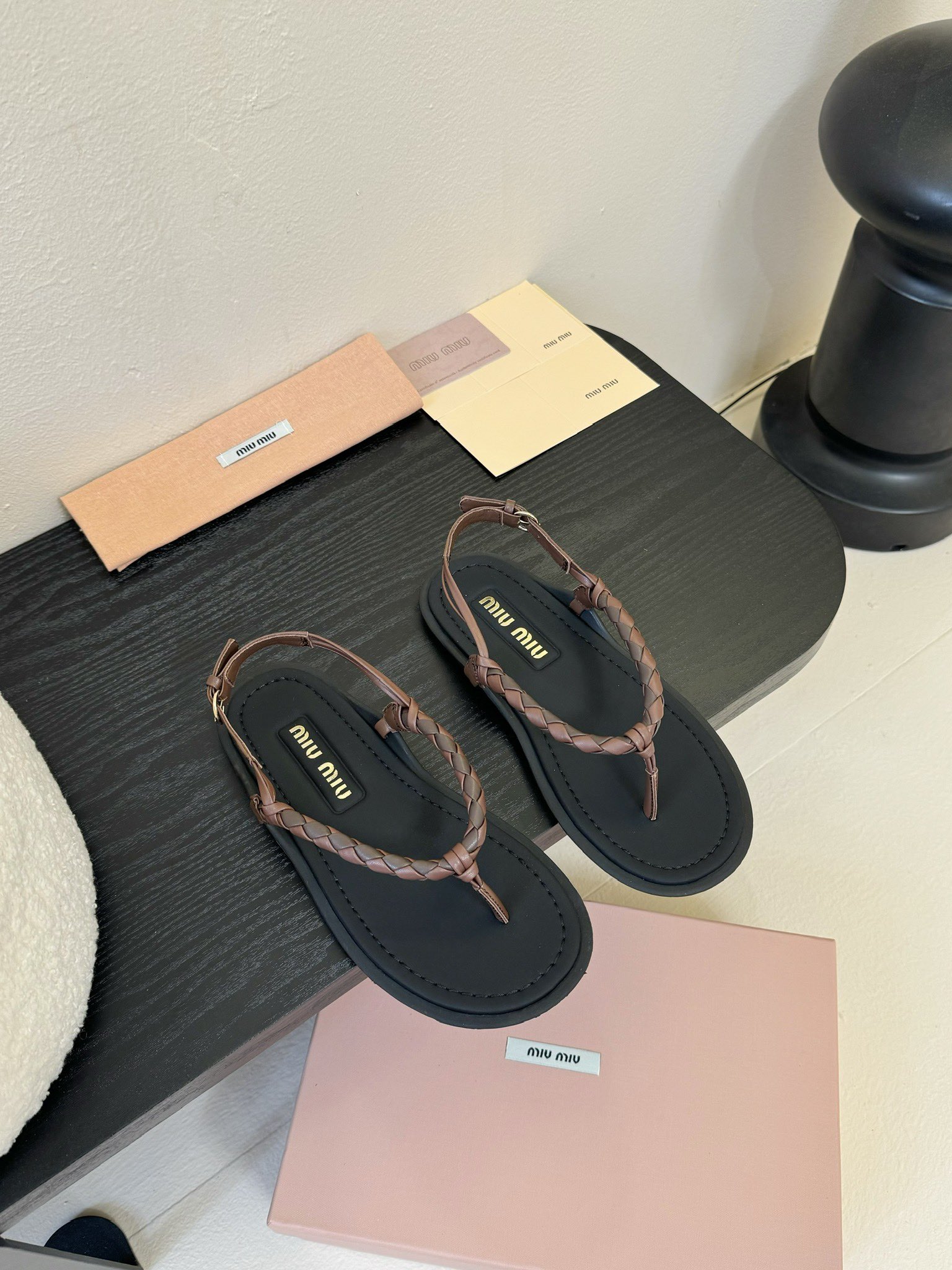 
 Miu Miu 25ss简约绳结凉鞋

别看简单 工艺每个都很复杂 非常留行的美拉德配色平底鞋，电绣