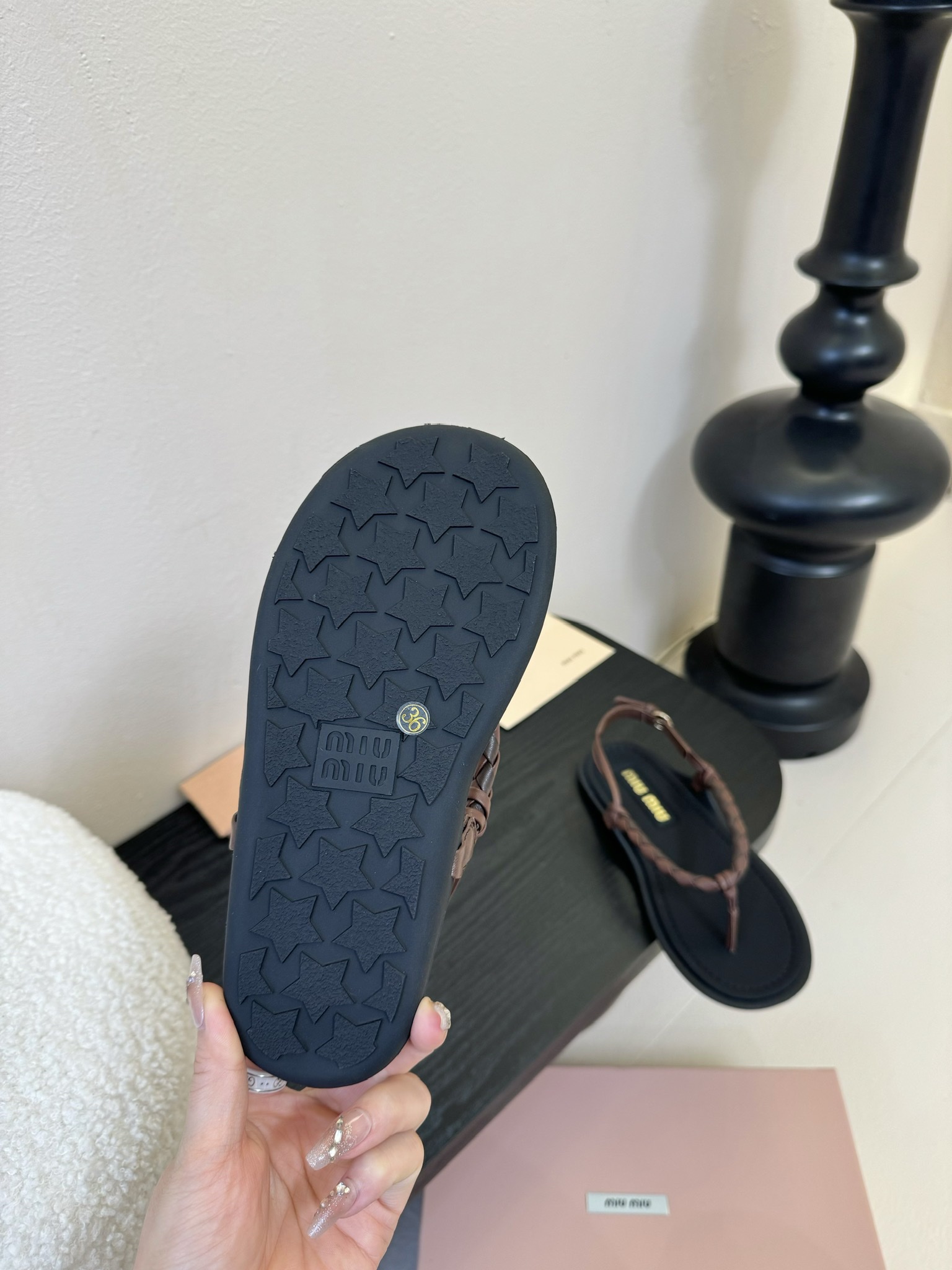 
 Miu Miu 25ss简约绳结凉鞋

别看简单 工艺每个都很复杂 非常留行的美拉德配色平底鞋，电绣