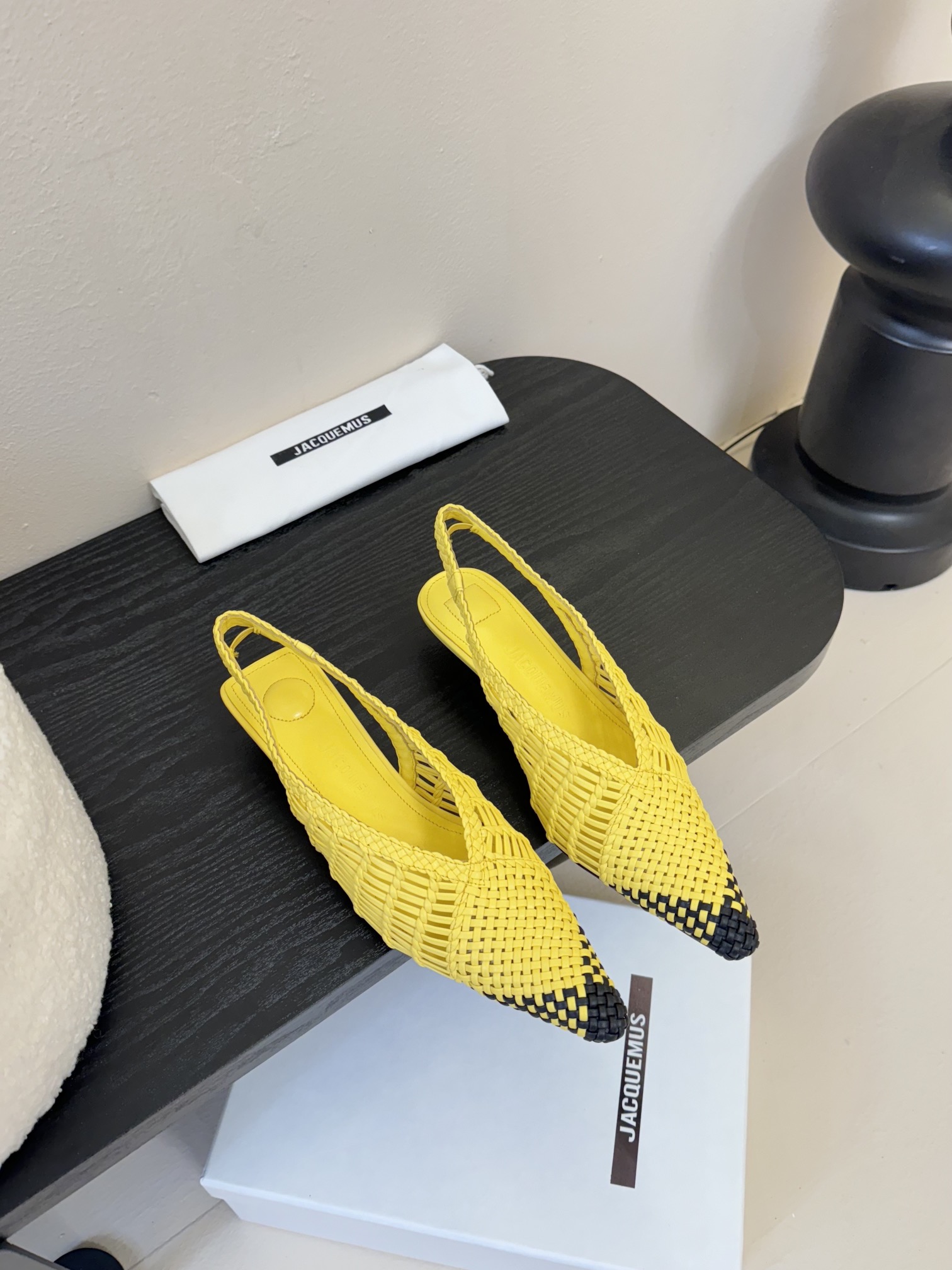 
Jacquemus 25春夏新款🔥超重工手工编织拼色尖头小猫跟后空凉鞋！简易拼色的编织 新颖时尚大方，