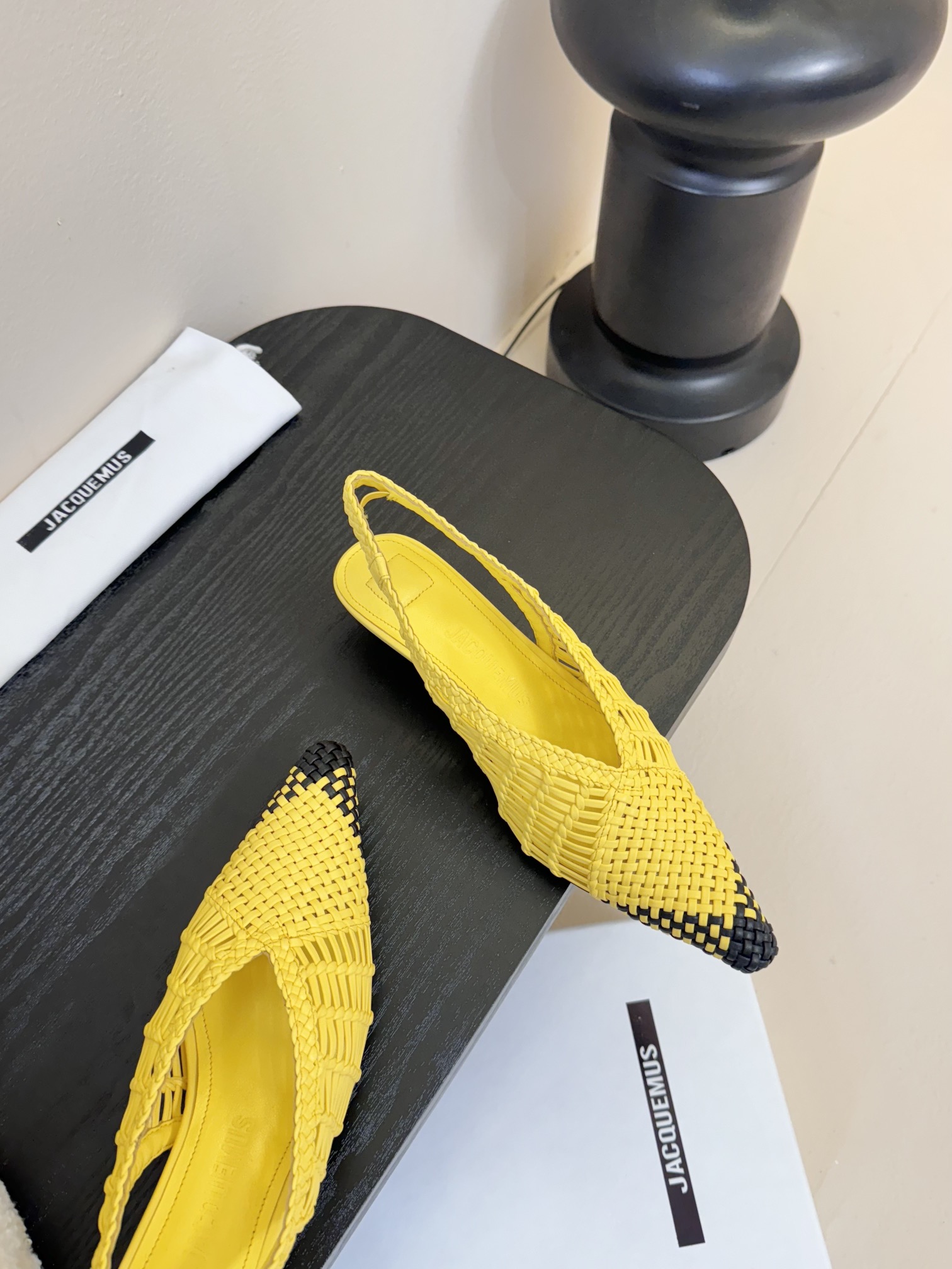 
Jacquemus 25春夏新款🔥超重工手工编织拼色尖头小猫跟后空凉鞋！简易拼色的编织 新颖时尚大方，
