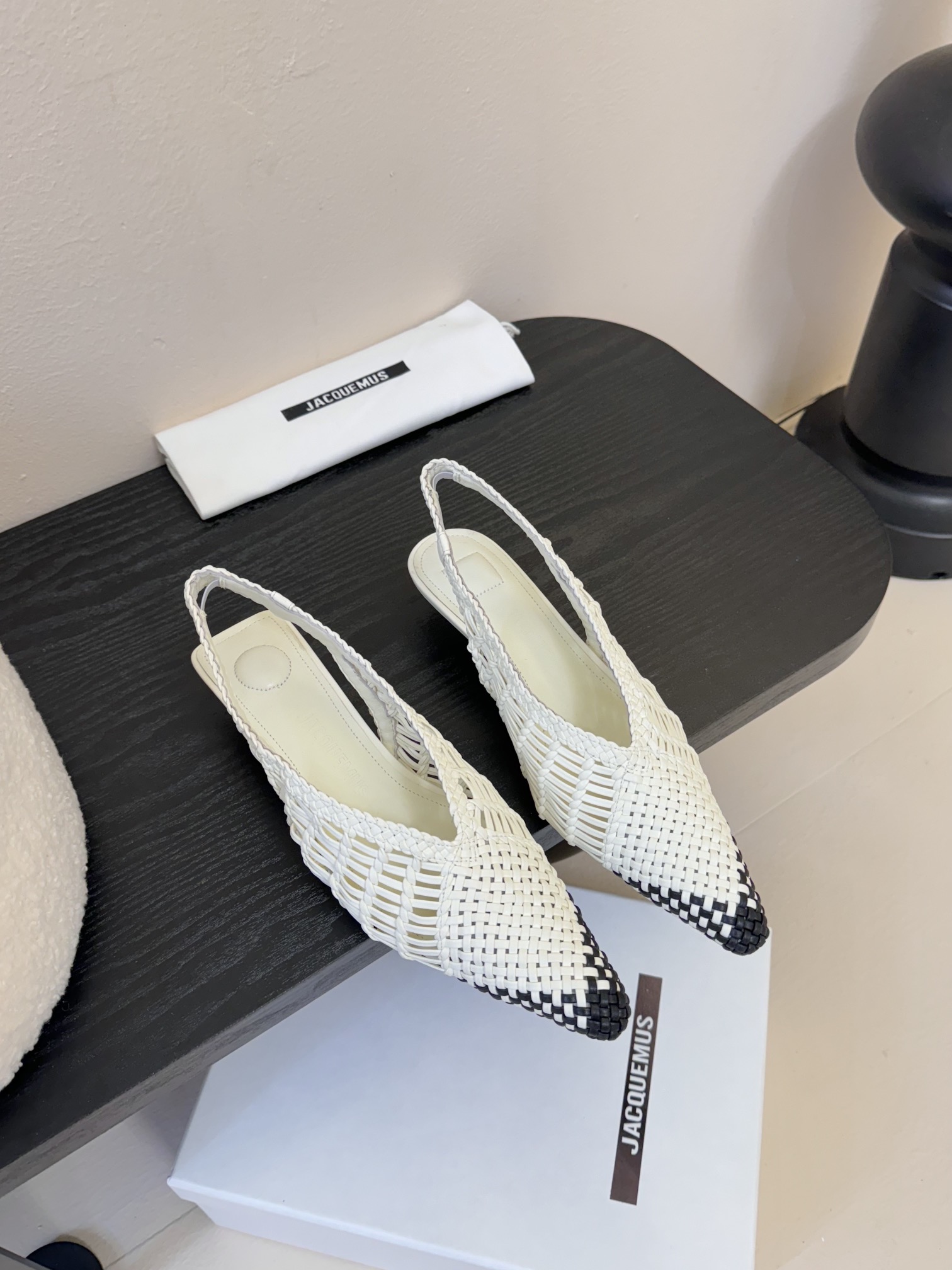 
Jacquemus 25春夏新款🔥超重工手工编织拼色尖头小猫跟后空凉鞋！简易拼色的编织 新颖时尚大方，