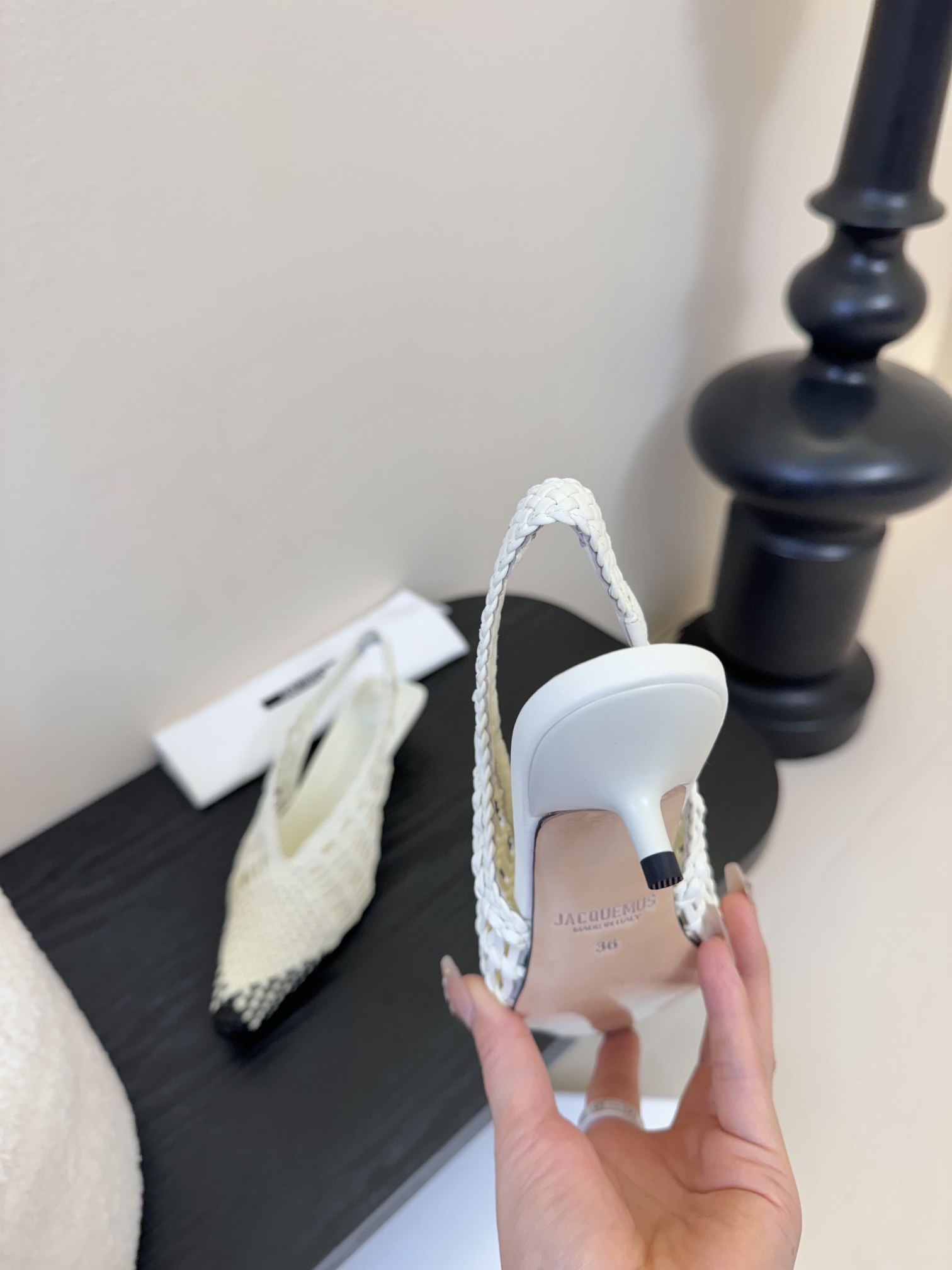 
Jacquemus 25春夏新款🔥超重工手工编织拼色尖头小猫跟后空凉鞋！简易拼色的编织 新颖时尚大方，
