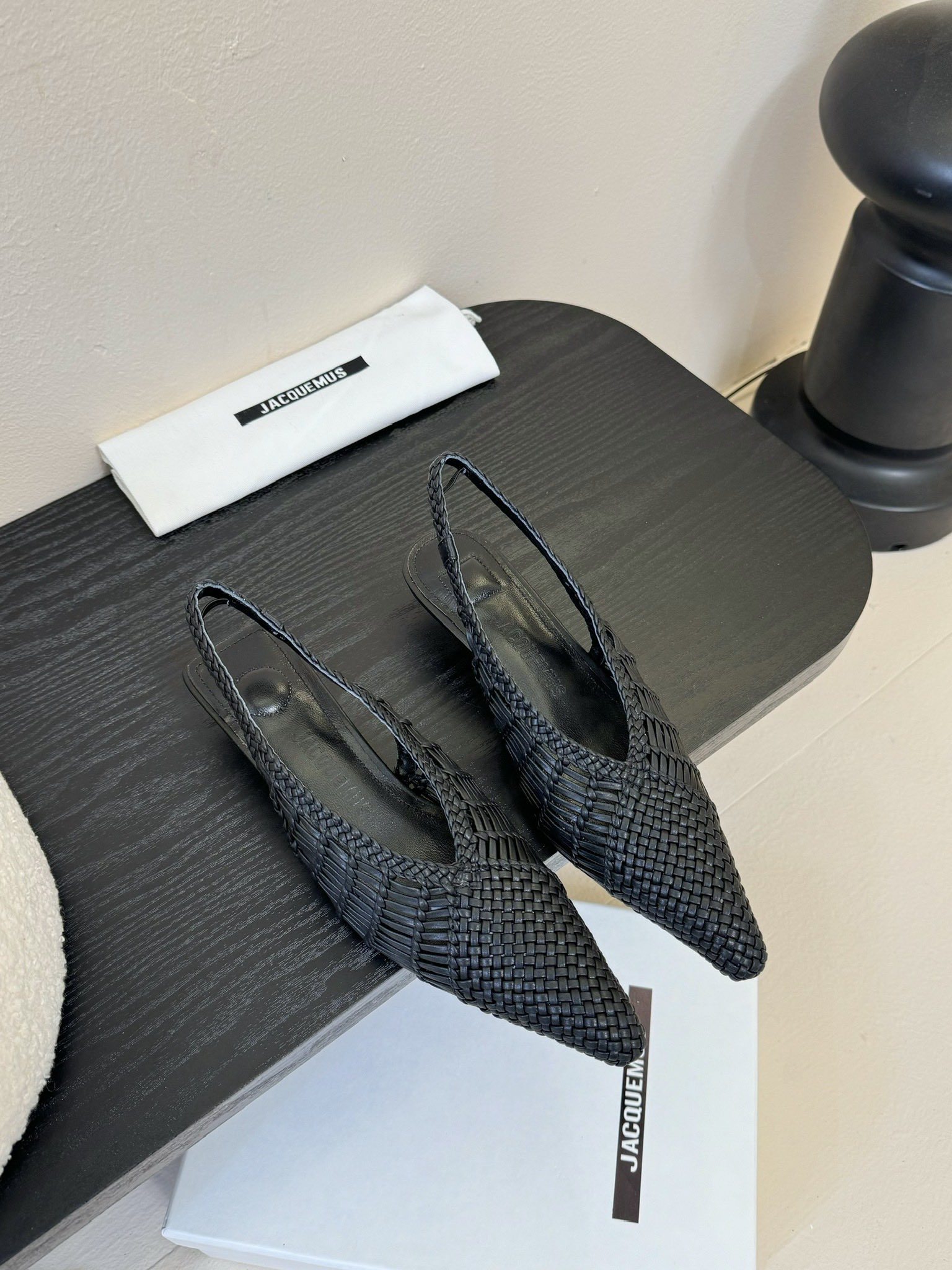
Jacquemus 25春夏新款🔥超重工手工编织拼色尖头小猫跟后空凉鞋！简易拼色的编织 新颖时尚大方，