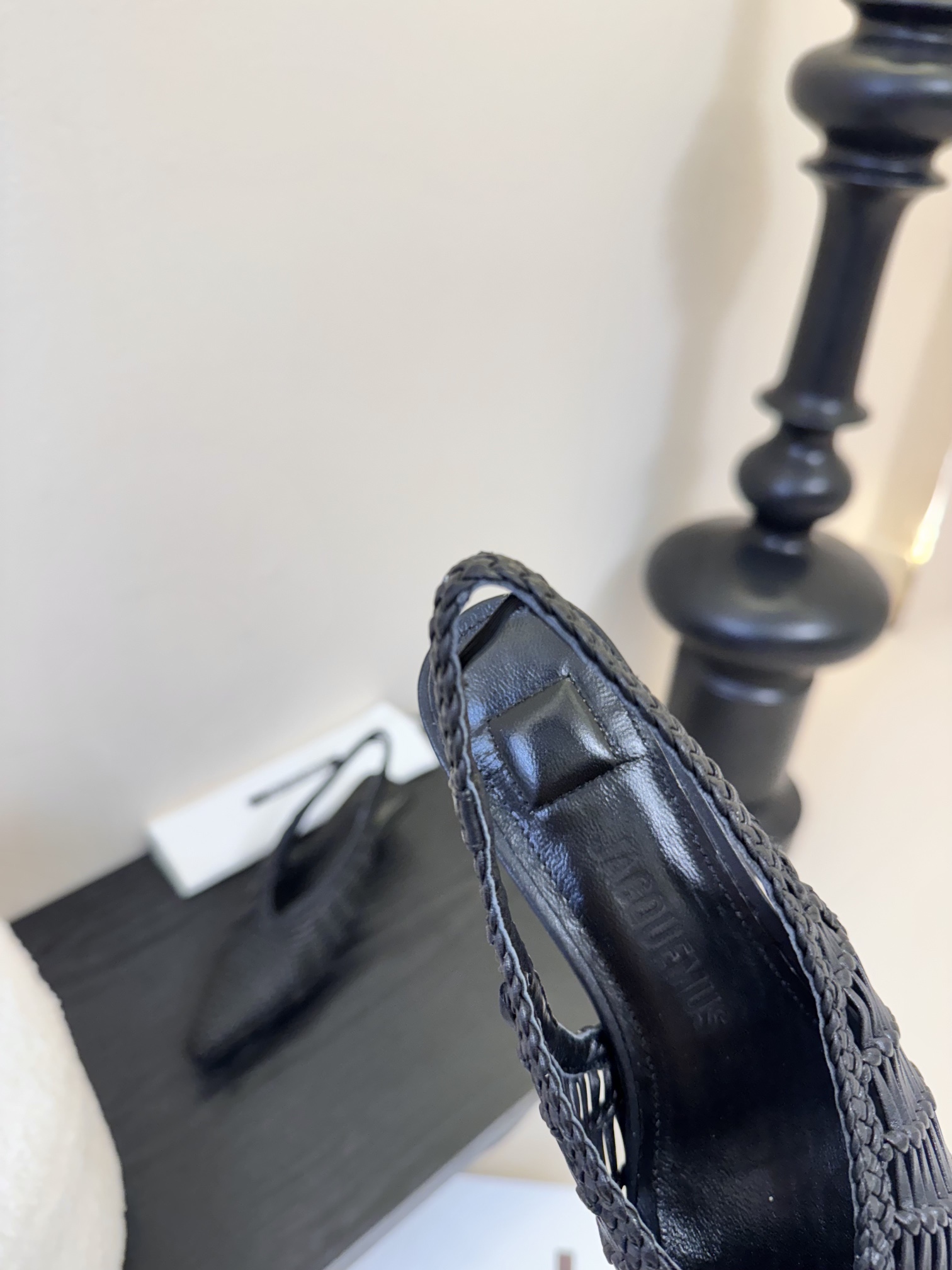 
Jacquemus 25春夏新款🔥超重工手工编织拼色尖头小猫跟后空凉鞋！简易拼色的编织 新颖时尚大方，