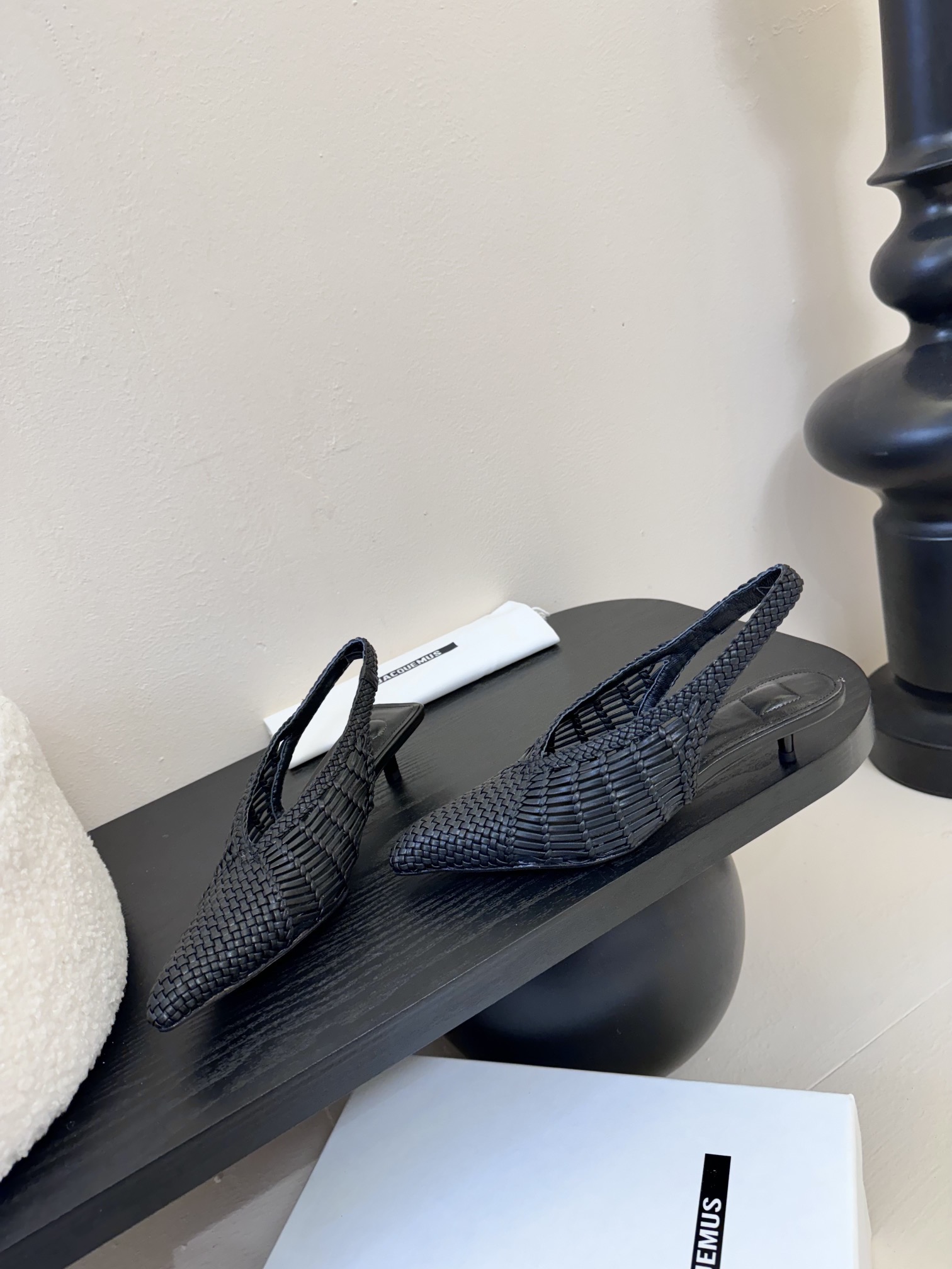 
Jacquemus 25春夏新款🔥超重工手工编织拼色尖头小猫跟后空凉鞋！简易拼色的编织 新颖时尚大方，
