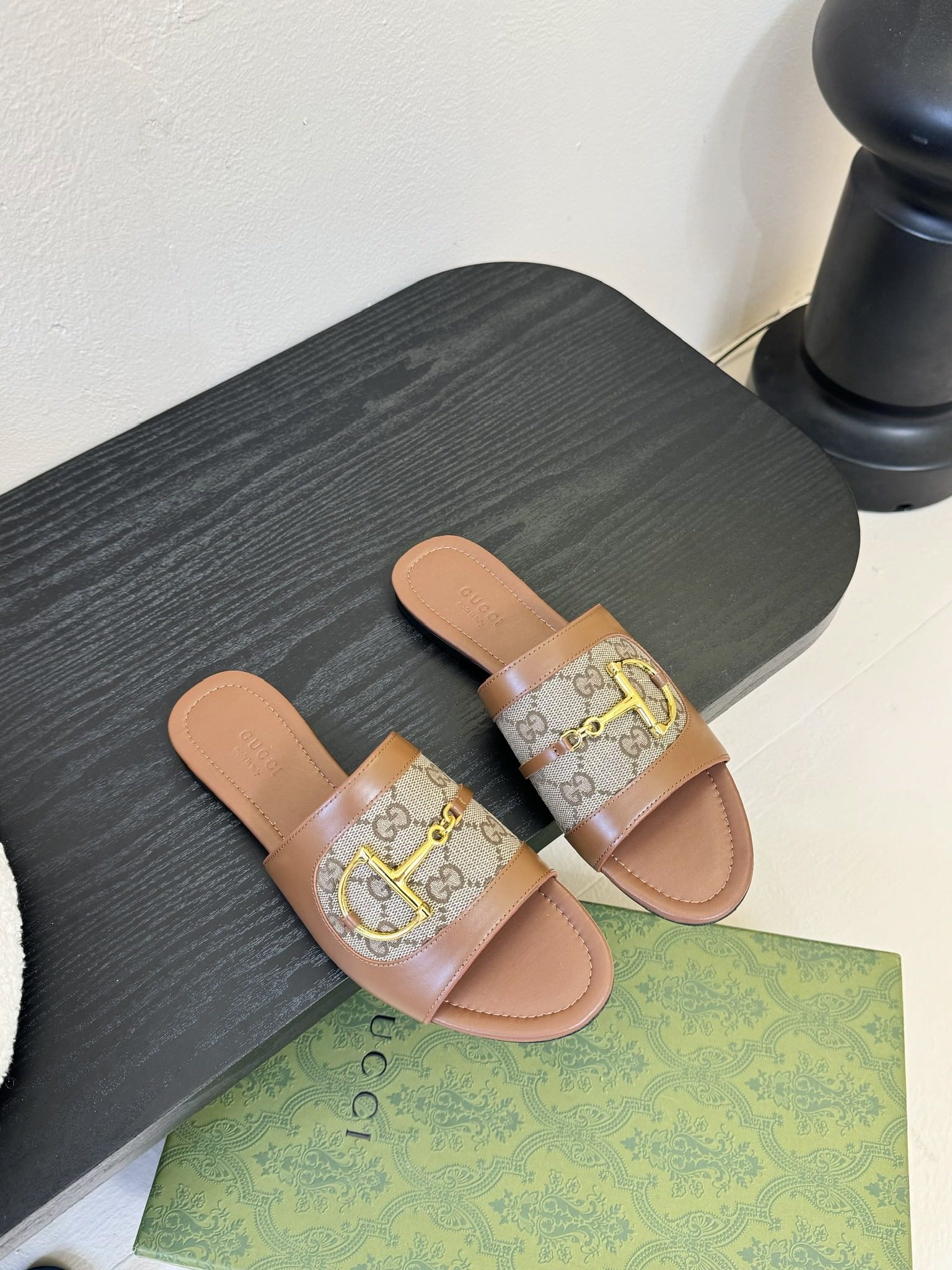 NO:265789,Gucci/Gucci classic presbyterian horse-pin slippers The most worth buying item in summer. Sandals with high-end aura. They are casual and free when paired with skirts and trousers. Daily vacations are essential!  The upper is made of original custom material, inner foot pad imported lambskin, Italian imported cowhide sole Size35-39 (customized on 40/41/42), slippers, gucci, gucci, sandals, slippers, skirts, cowhide, sheepskin19860909Gucci/古驰经典老花马衔扣拖鞋 夏天最值得入手的单品 自带高级气场的凉鞋 搭配裙装裤装率性洒脱 日常度假都是必不可少！ 鞋面采用原版定制材质 内里垫脚进口小羊皮 意大利进口牛皮大底 Size35-39（40/41/42定制）,拖鞋,gucci,gucci,sandals,slippers,skirts,cowhide,sheepskin,Women's Shoes