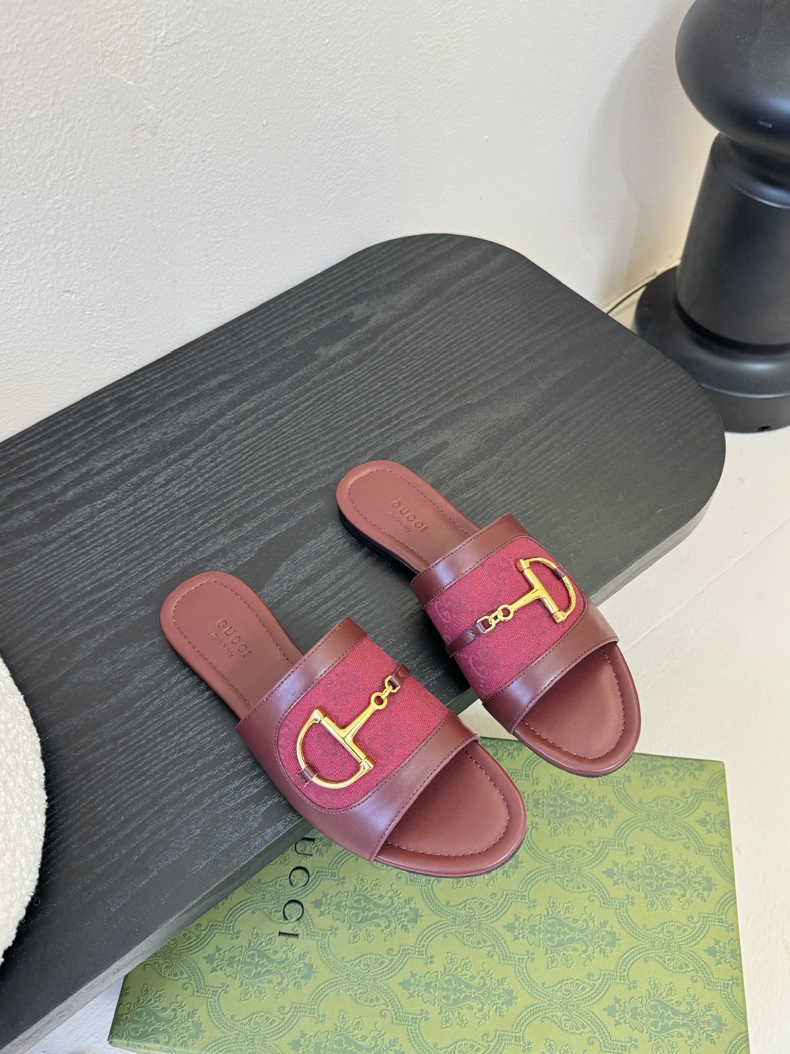 NO:265895,Gucci/Gucci classic presbyterian horse-pin slippers The most worth buying item in summer. Sandals with high-end aura. They are casual and free when paired with skirts and trousers. Daily vacations are essential!  The upper is made of original custom material, inner foot pad imported lambskin, Italian imported cowhide sole Size35-39 (customized on 40/41/42), slippers, gucci, gucci, sandals, slippers, skirts, cowhide, sheepskin19860909Gucci/古驰经典老花马衔扣拖鞋 夏天最值得入手的单品 自带高级气场的凉鞋 搭配裙装裤装率性洒脱 日常度假都是必不可少！ 鞋面采用原版定制材质 内里垫脚进口小羊皮 意大利进口牛皮大底 Size35-39（40/41/42定制）,拖鞋,gucci,gucci,sandals,slippers,skirts,cowhide,sheepskin,Women's Shoes