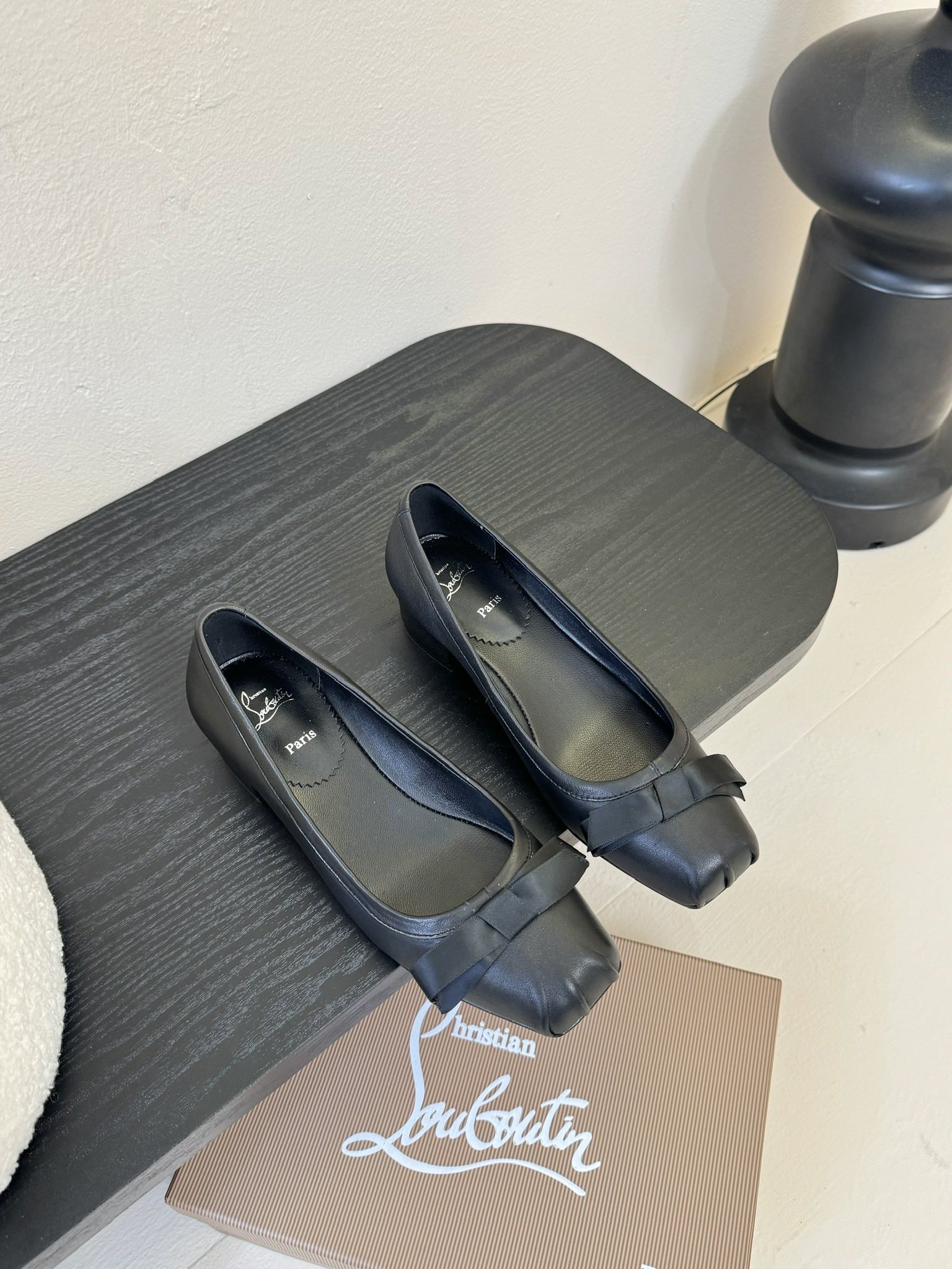 NO:265917,CL x Maison Margiel* 25SS flat shoes Maison Margiela and Christian Louboutin launch their first joint shoe series. The new collaboration is centered on two intertwined design concepts, showing fashion designer John Galliano and shoe master Christian Louboutin’s unique creative language. Shoes, cleverly blend the design genes of the two major brands, presenting unique styles and commonalities. Maison Margiela’s iconic Tabi  The three shoes are decorated with the designer's classic red sole, and the classic toe design is reinterpreted with its exquisite craftsmanship and spliced ​​by two independent materials, rather than the traditional toe cutting process, giving the shoe an elegant heart-shaped outline, just like the female clavicle lines. This design cleverly echoes the 