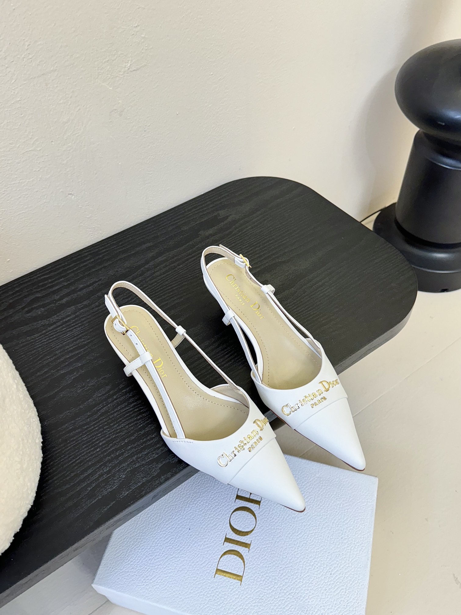 NO:265914,Dior/Dior 25S new product pointed letter pointed toe, heel sandals and high heels, this season's letter series is really going to plant grass ~ Letter logo design, specially modify the leg shape, highlighting the brand's characteristics and full of high-end feeling!  With the concave and convex footrest, it is super comfortable to enter, cool and sexy!  A must-have item for the goddess seasons!  The upper is made of imported calf patent leather, the inner foot pads are all sheepskin, heel height 5cm/8cm, imported Italian cowhide, size 35-39 (34/40/41/42 customized), high heels, dior, dior, sandals, high heels, cowhide, sheepskin19860909Dior/迪奥25S新品尖头字母尖头 后跟凉鞋高跟鞋 这季的字母系列真的要狂种草啦~ 字母logo设计,特别修饰腿型 凸显品牌特色 满满的高级感！ 加上凹凸垫脚,入脚超级舒适, 又Cool又性感！女神四季必备单品！ 鞋面采用进口小牛漆皮 内里垫脚均为羊皮 跟高5cm/8cm 意大利进口牛皮大底 尺码35-39（34/40/41/42订做),高跟鞋凉鞋,dior,dior,sandals,high heels,cowhide,sheepskin,Women's Shoes