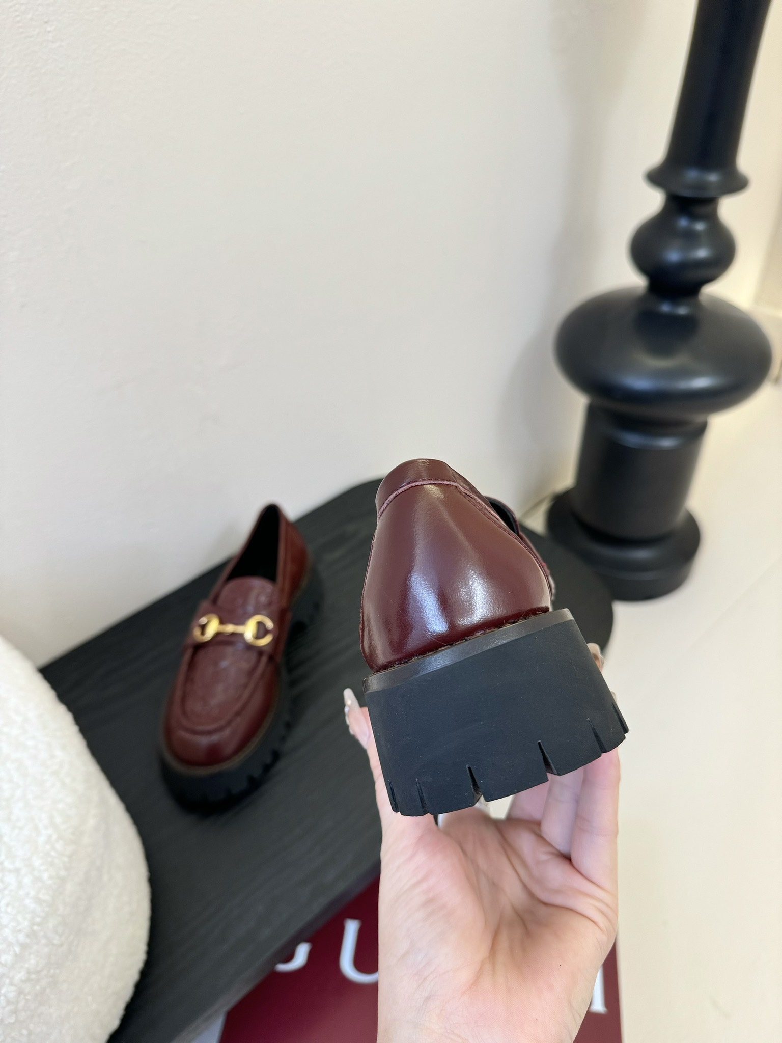 
Gucci古驰
 坡跟水台-专柜同步发售
上脚非常完美！优雅大方！
鞋面牛皮/品牌布／鳄鱼纹牛皮
内里
