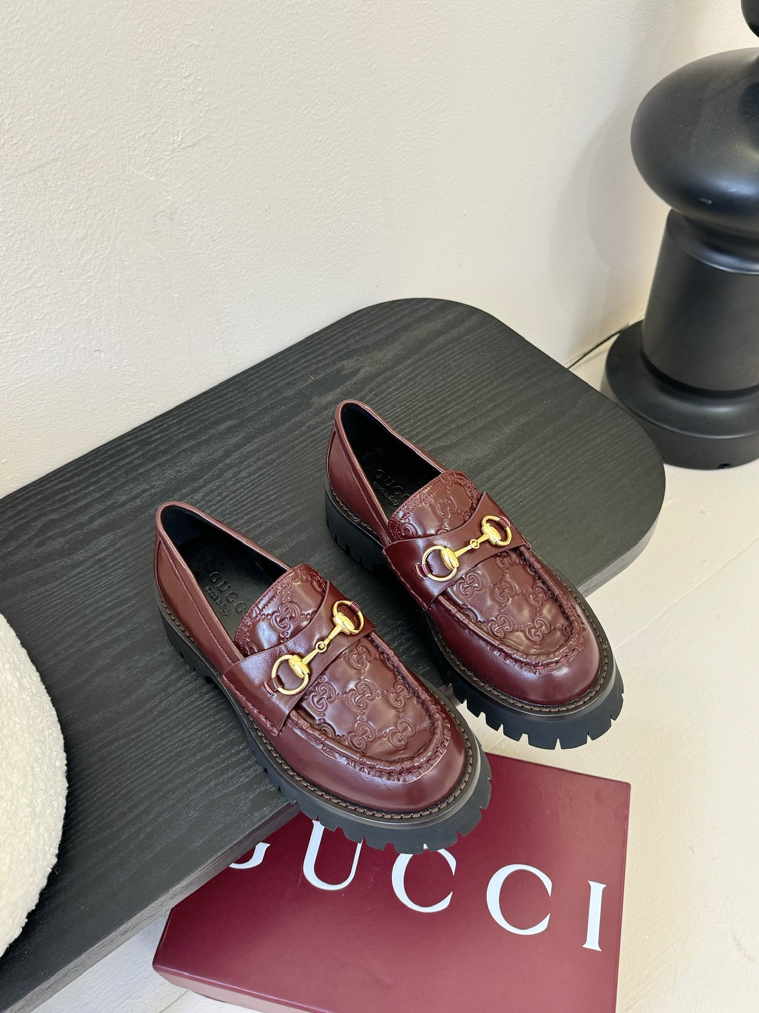 
Gucci古驰
 坡跟水台-专柜同步发售
上脚非常完美！优雅大方！
鞋面牛皮/品牌布／鳄鱼纹牛皮
内里