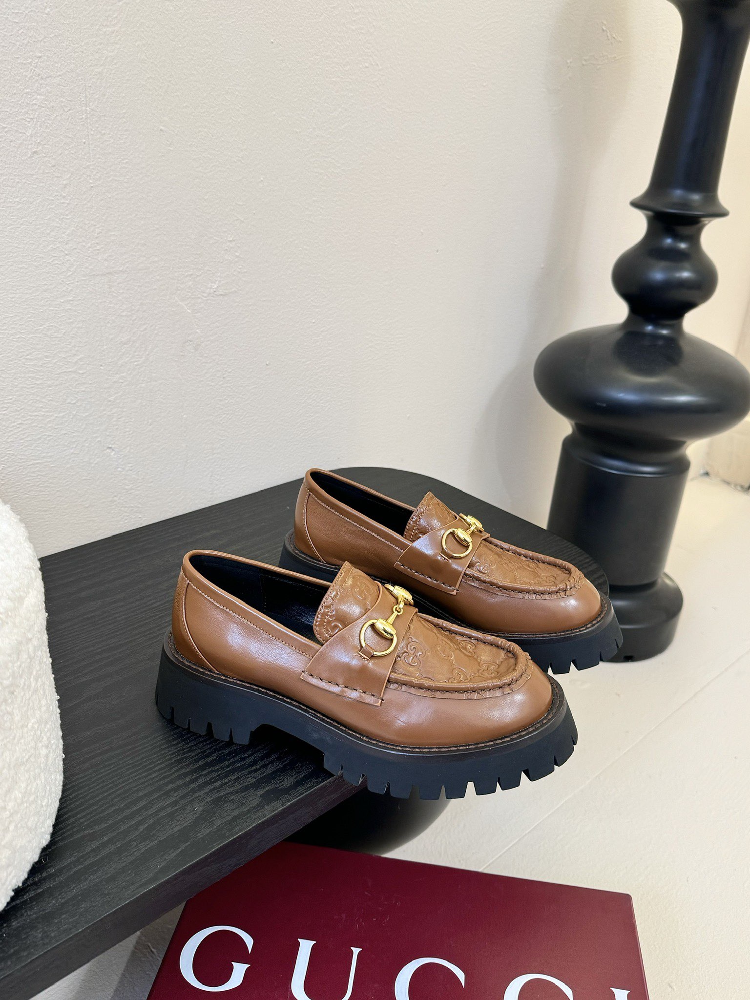 
Gucci古驰
 坡跟水台-专柜同步发售
上脚非常完美！优雅大方！
鞋面牛皮/品牌布／鳄鱼纹牛皮
内里