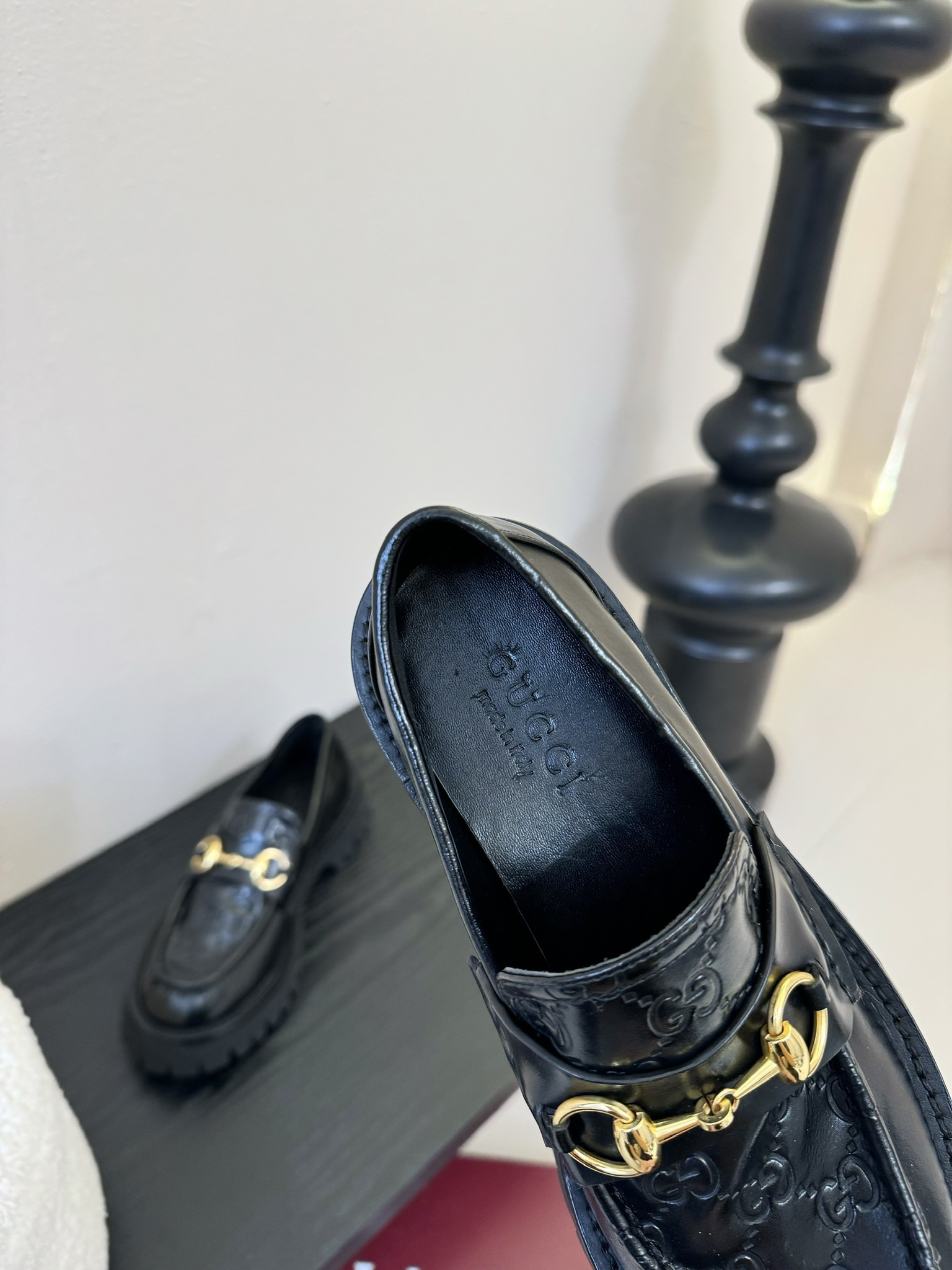 
Gucci古驰
 坡跟水台-专柜同步发售
上脚非常完美！优雅大方！
鞋面牛皮/品牌布／鳄鱼纹牛皮
内里