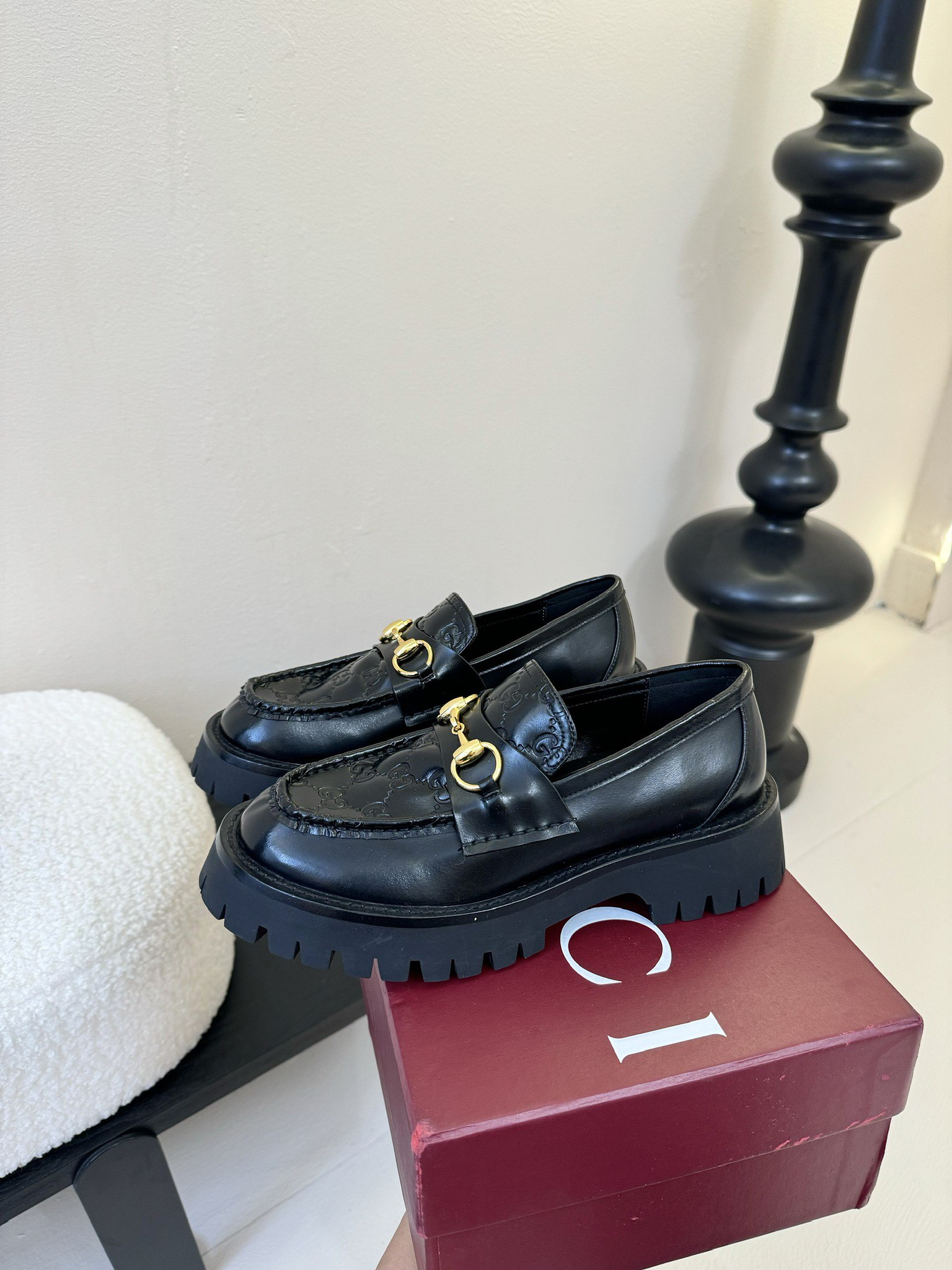 
Gucci古驰
 坡跟水台-专柜同步发售
上脚非常完美！优雅大方！
鞋面牛皮/品牌布／鳄鱼纹牛皮
内里