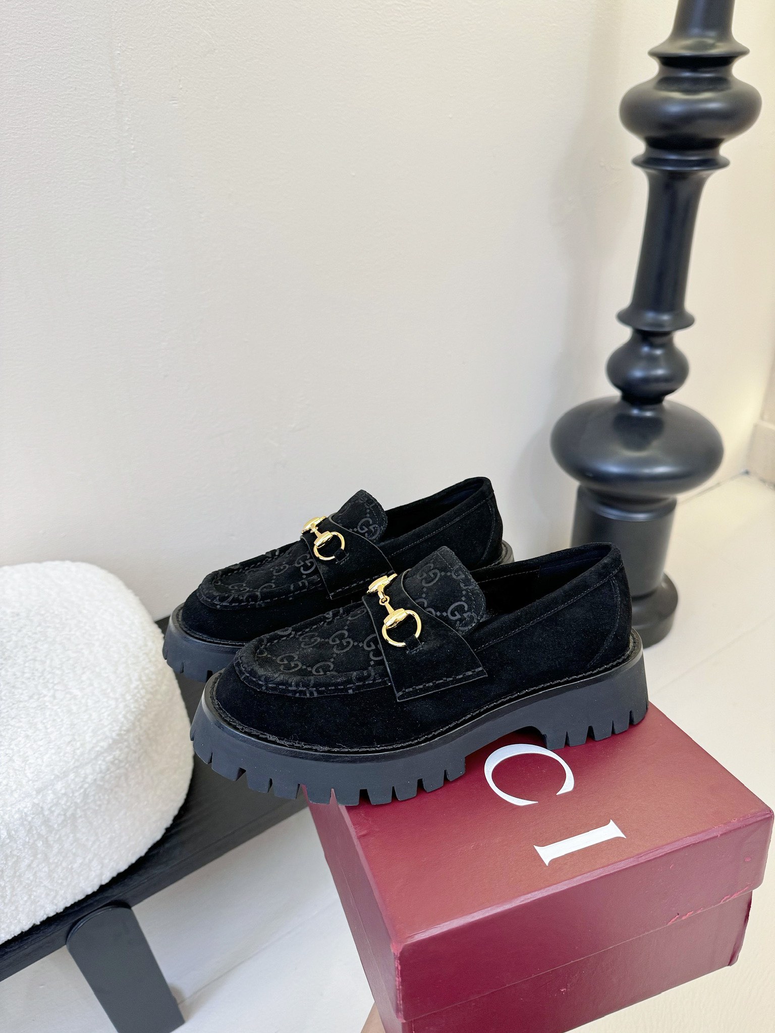 
Gucci古驰
 坡跟水台-专柜同步发售
上脚非常完美！优雅大方！
鞋面牛皮/品牌布／鳄鱼纹牛皮
内里