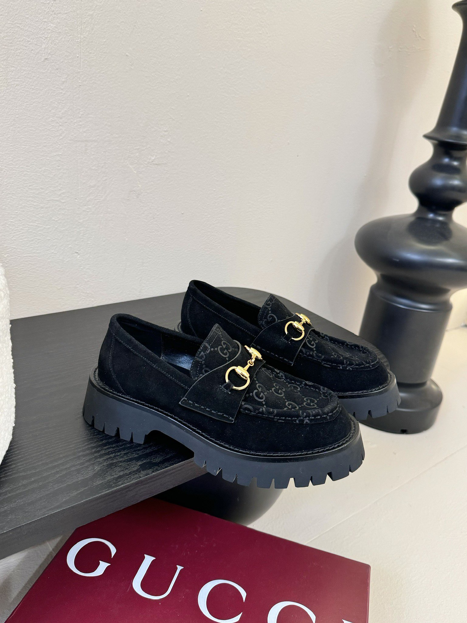 
Gucci古驰
 坡跟水台-专柜同步发售
上脚非常完美！优雅大方！
鞋面牛皮/品牌布／鳄鱼纹牛皮
内里