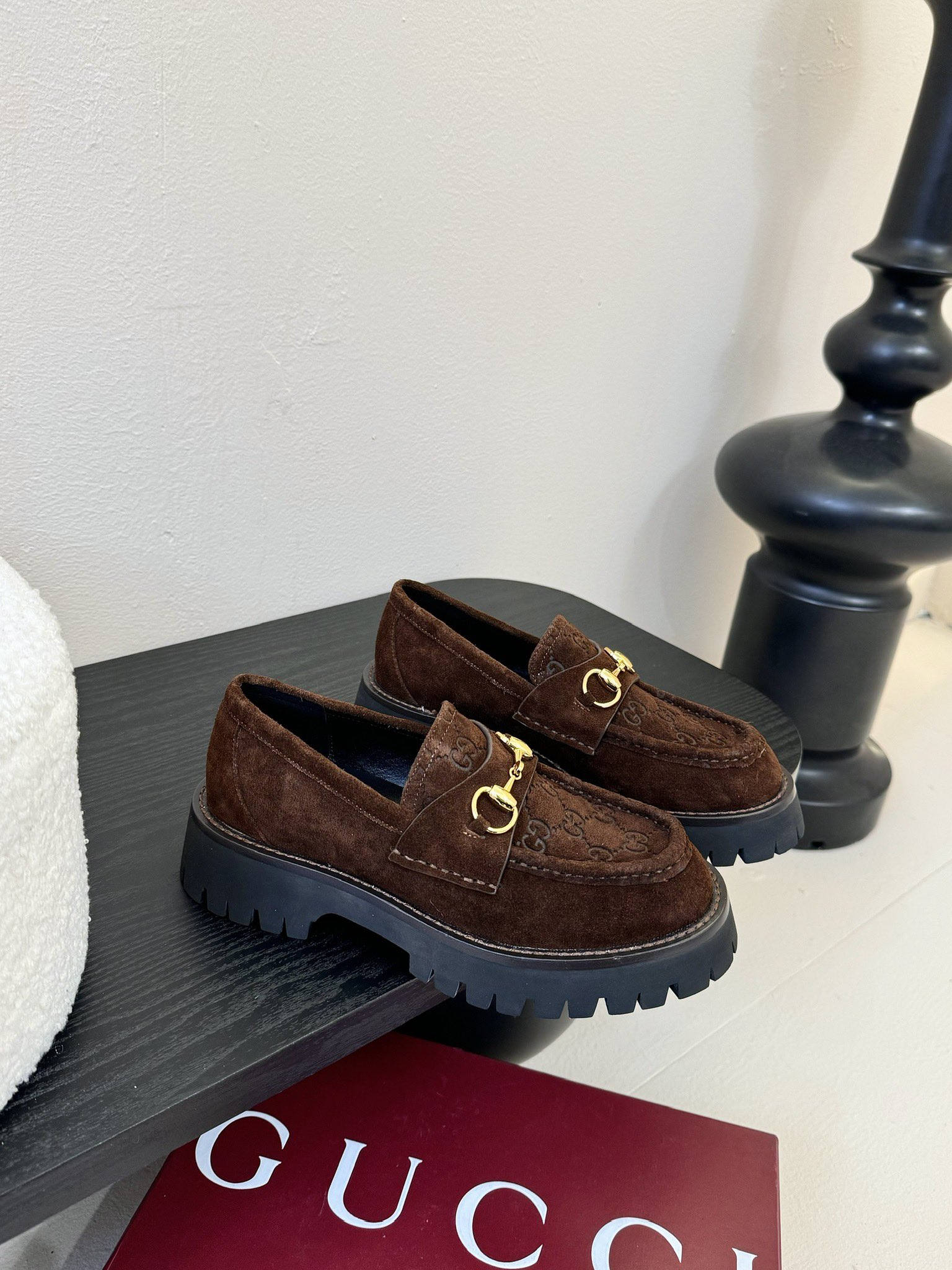 
Gucci古驰
 坡跟水台-专柜同步发售
上脚非常完美！优雅大方！
鞋面牛皮/品牌布／鳄鱼纹牛皮
内里