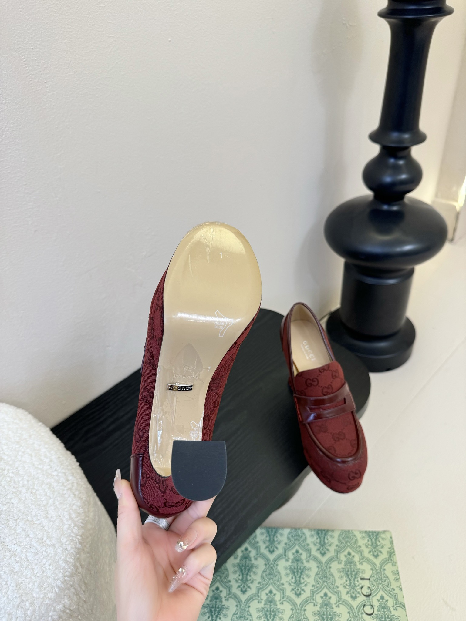 
Gucci古驰
 坡跟水台-专柜同步发售
上脚非常完美！优雅大方！
鞋面品牌布
内里牛皮 
垫脚牛皮 