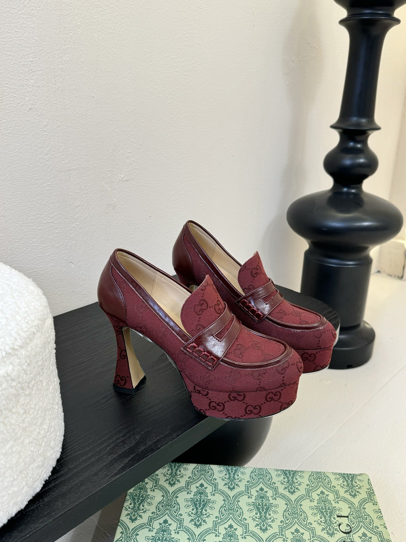 
Gucci古驰
 坡跟水台-专柜同步发售
上脚非常完美！优雅大方！
鞋面品牌布
内里牛皮 
垫脚牛皮 