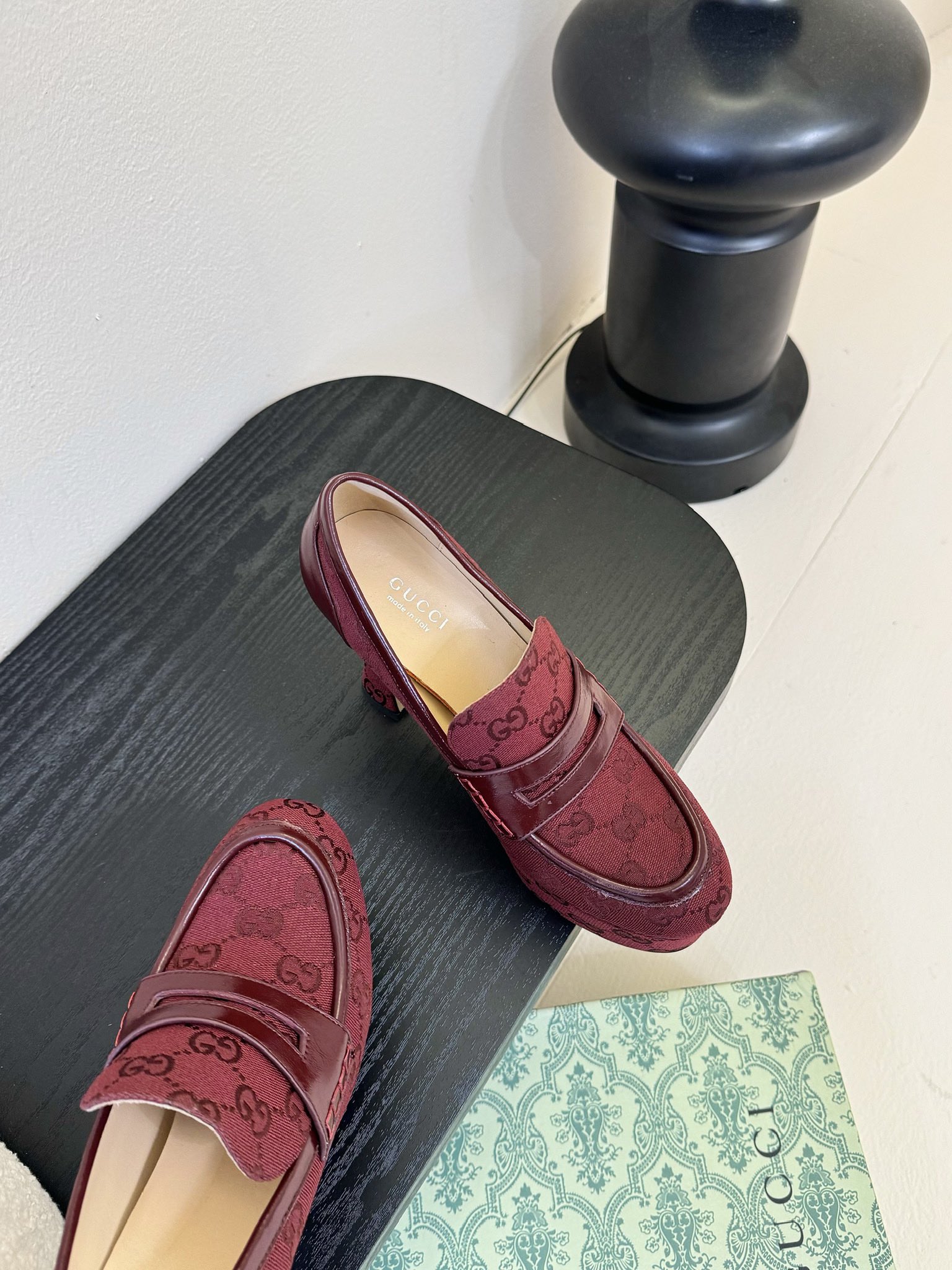
Gucci古驰
 坡跟水台-专柜同步发售
上脚非常完美！优雅大方！
鞋面品牌布
内里牛皮 
垫脚牛皮 