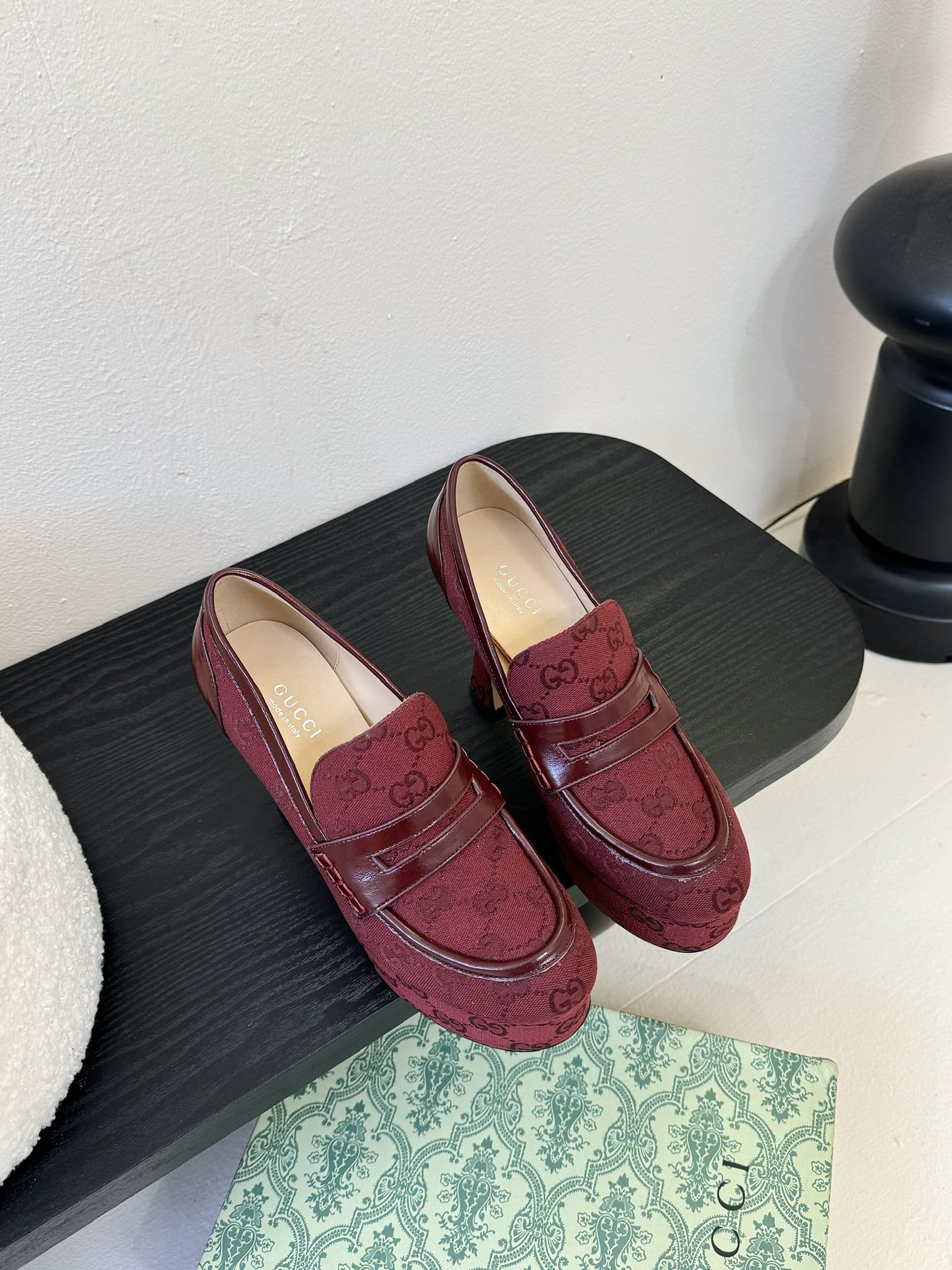 
Gucci古驰
 坡跟水台-专柜同步发售
上脚非常完美！优雅大方！
鞋面品牌布
内里牛皮 
垫脚牛皮 
