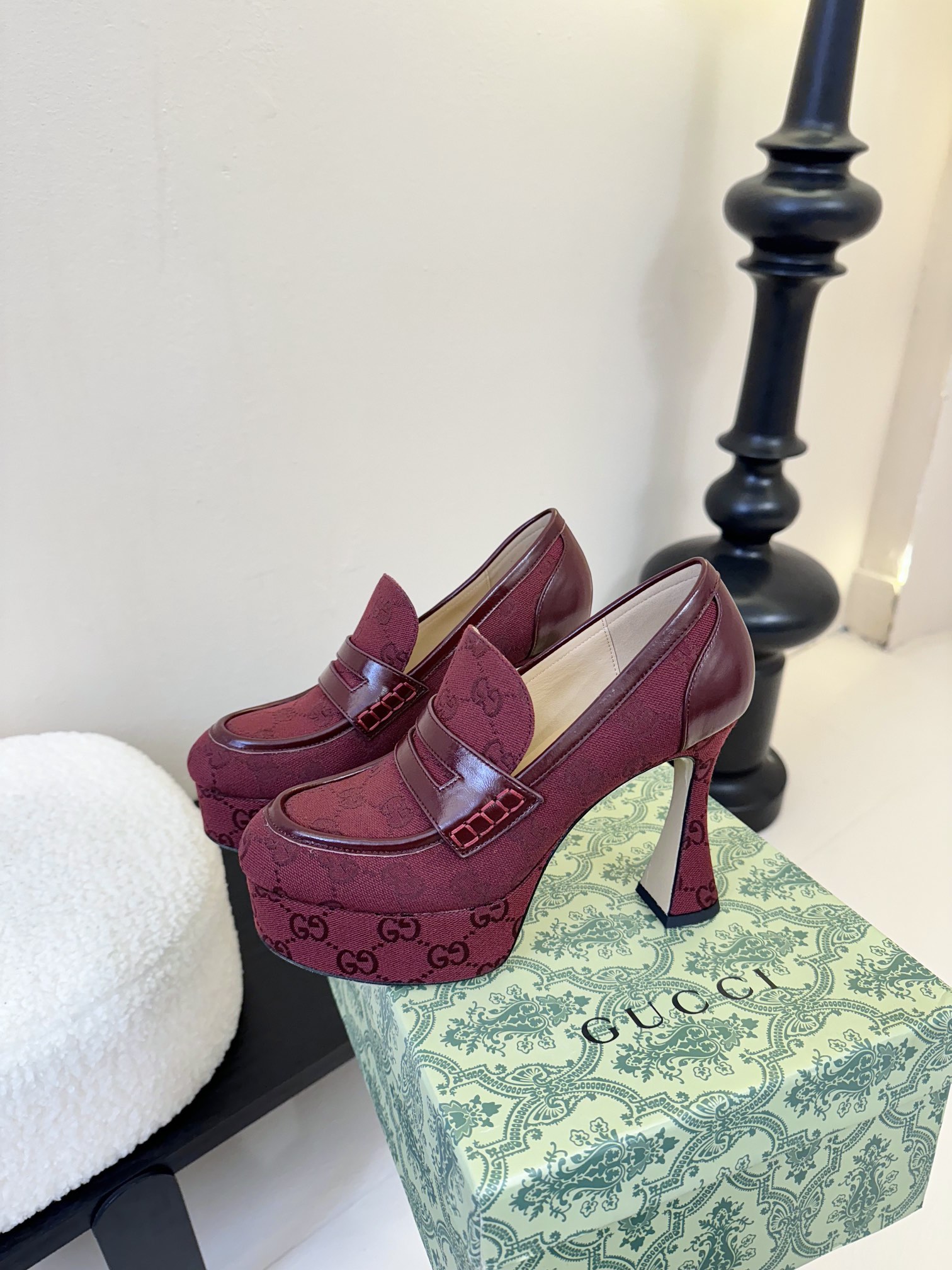 
Gucci古驰
 坡跟水台-专柜同步发售
上脚非常完美！优雅大方！
鞋面品牌布
内里牛皮 
垫脚牛皮 